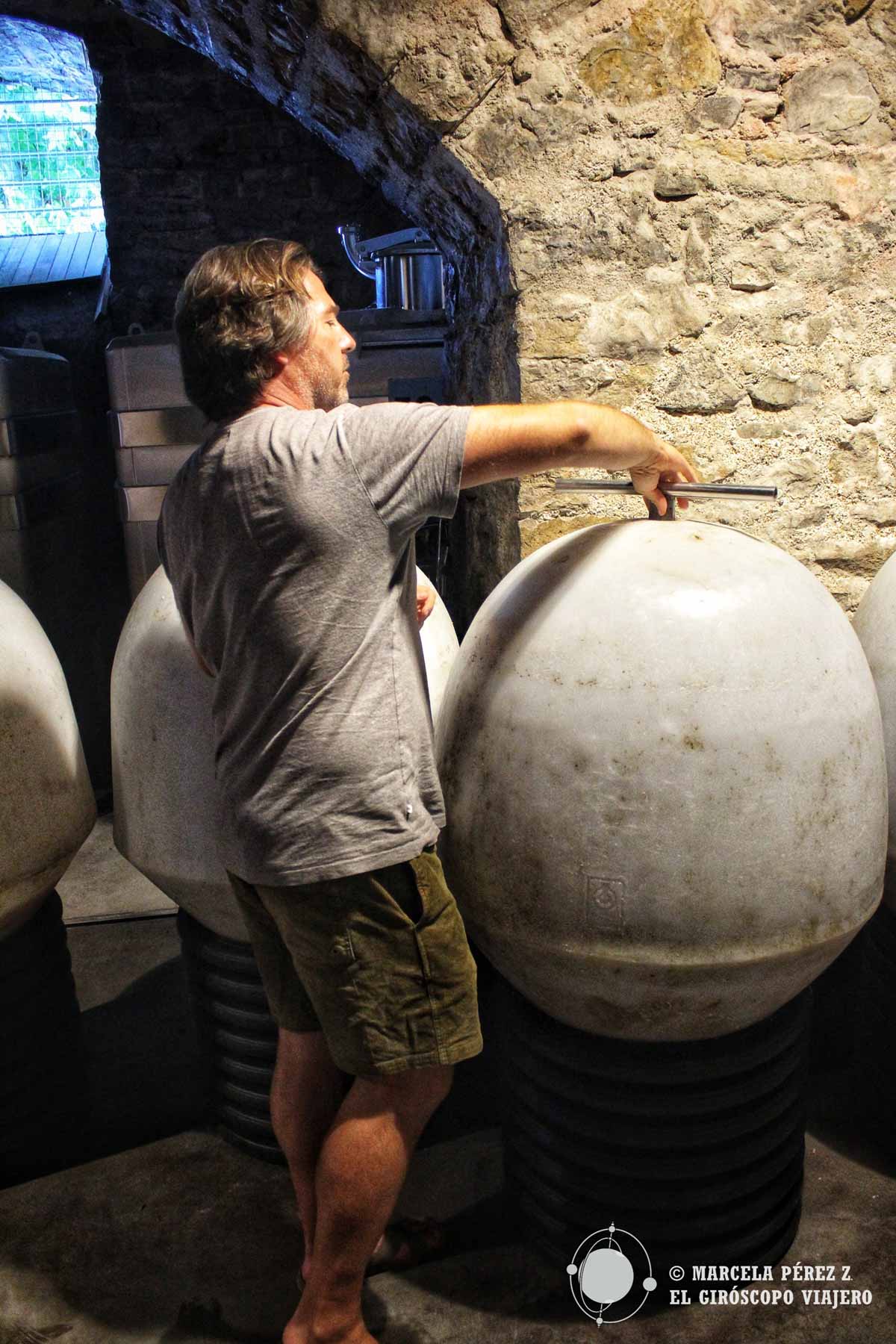 Emmanuel Poirmeur mostrándonos las boyas en las que se sumerge el vino