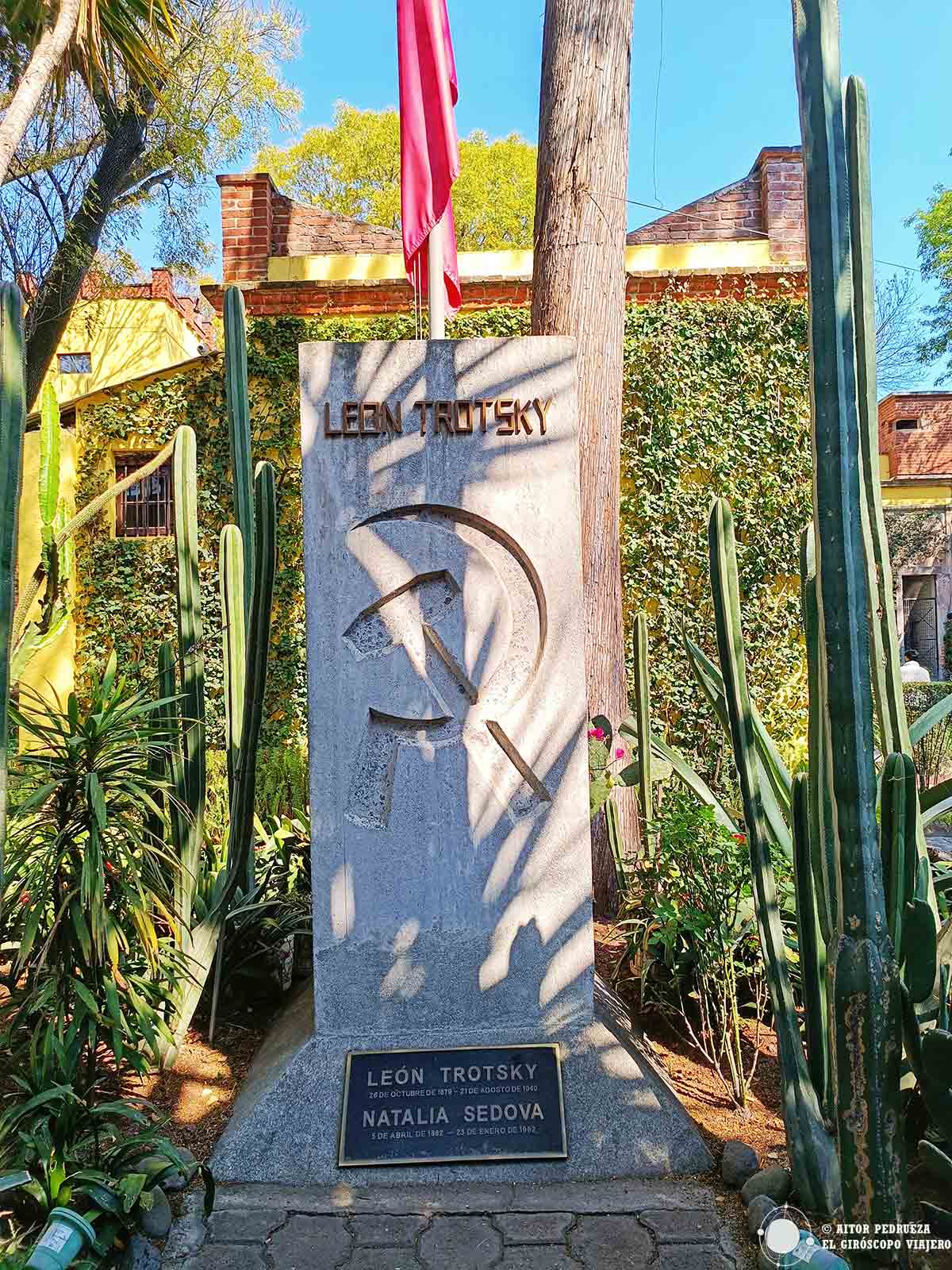 Monumento con los restos de Trotsky y su mujer en el jardín de la casa museo de Coyoacán
