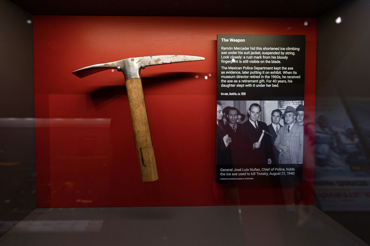 Piolet con el que se asesinó a Trotsky y expuesto en el Museo del Espionaje de Washington