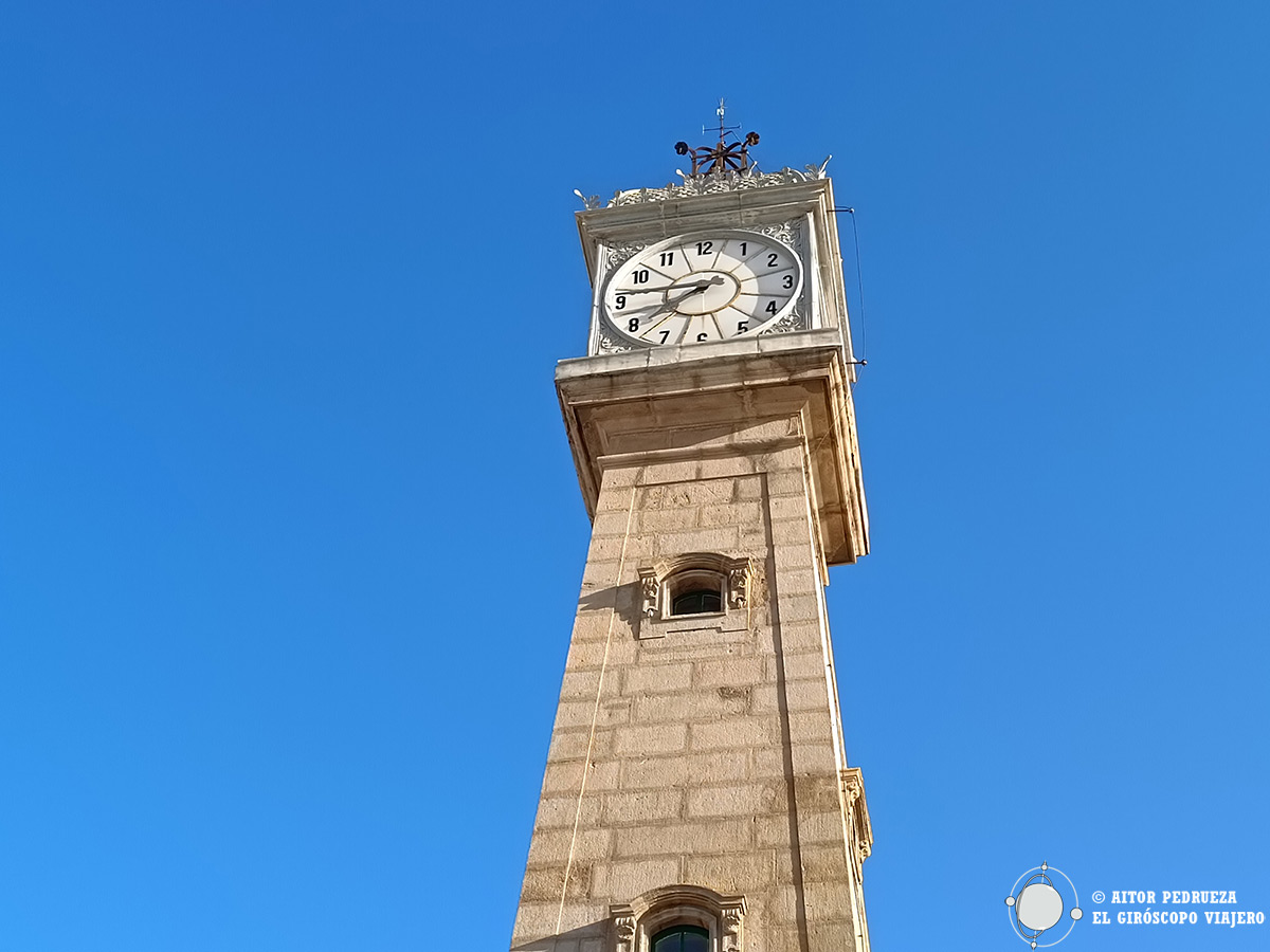 Torre del reloj en el Moll dels Pescadors de Barcelona