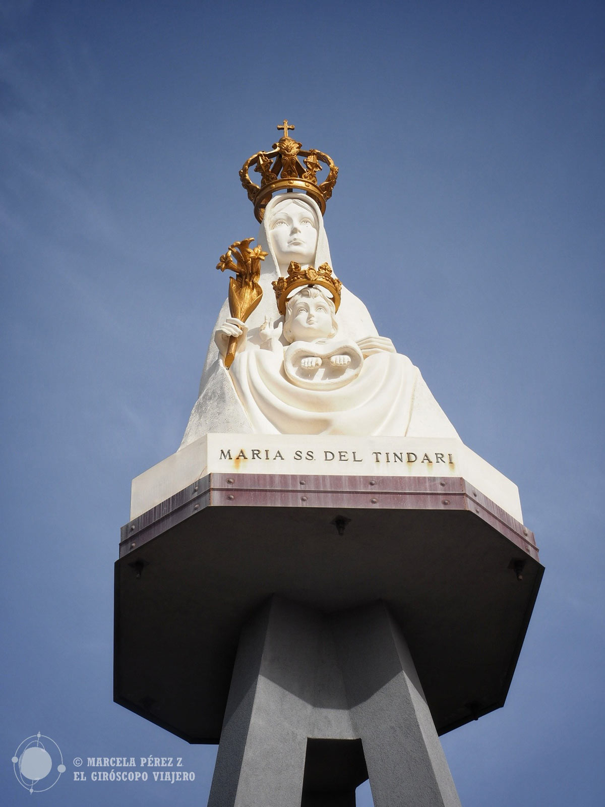 Estatua de la Madonna del Tindari en Rocca de Capri Leone