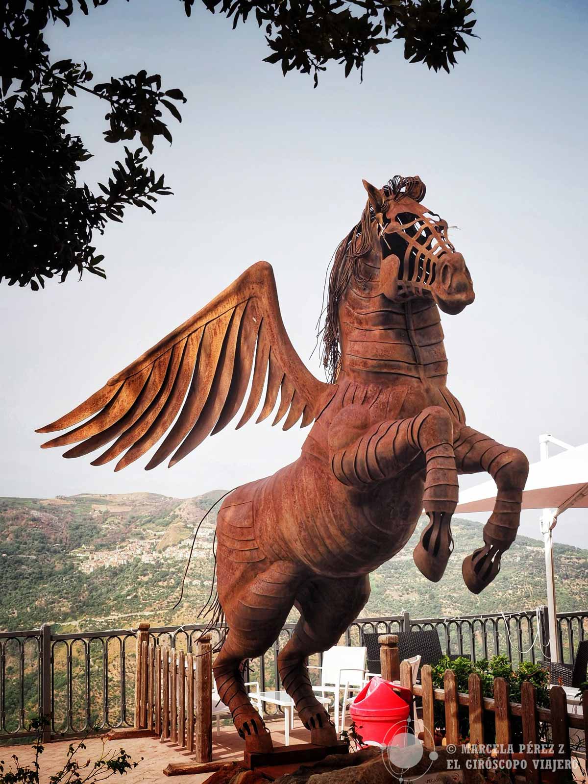 Escultura de un caballo alado en Salvatore di Fitalia