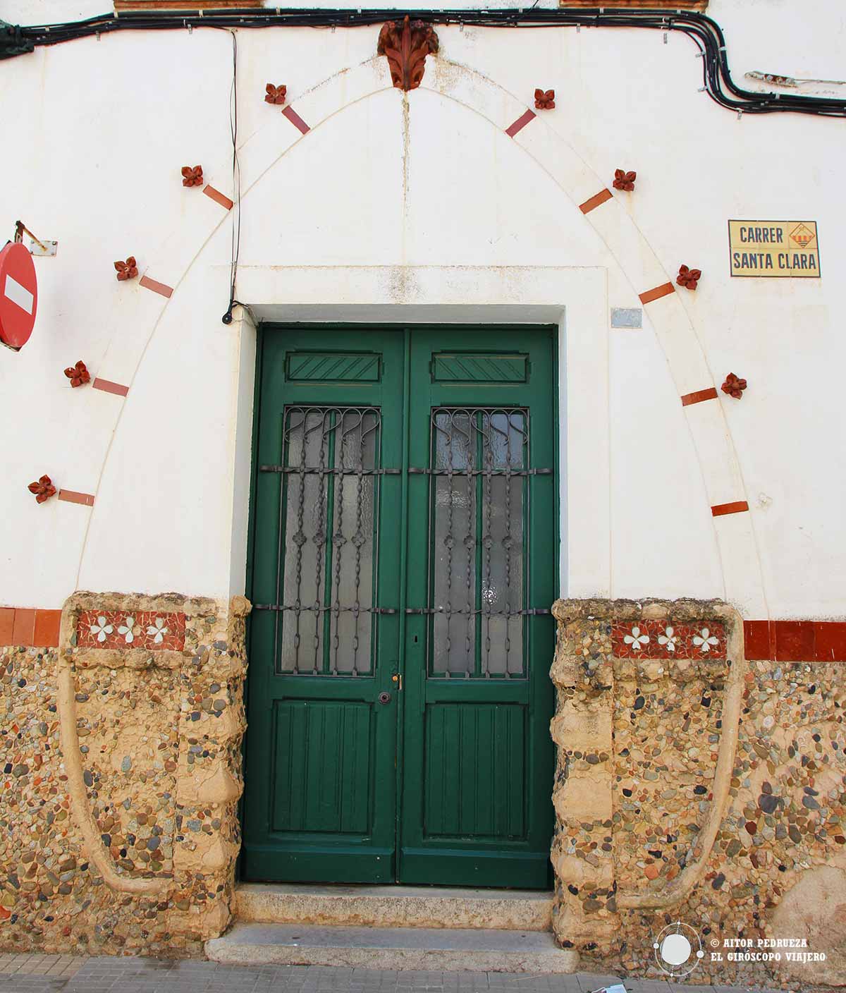 Una de las puertas de las Escuelas Municipales de Sant Pol de Mar