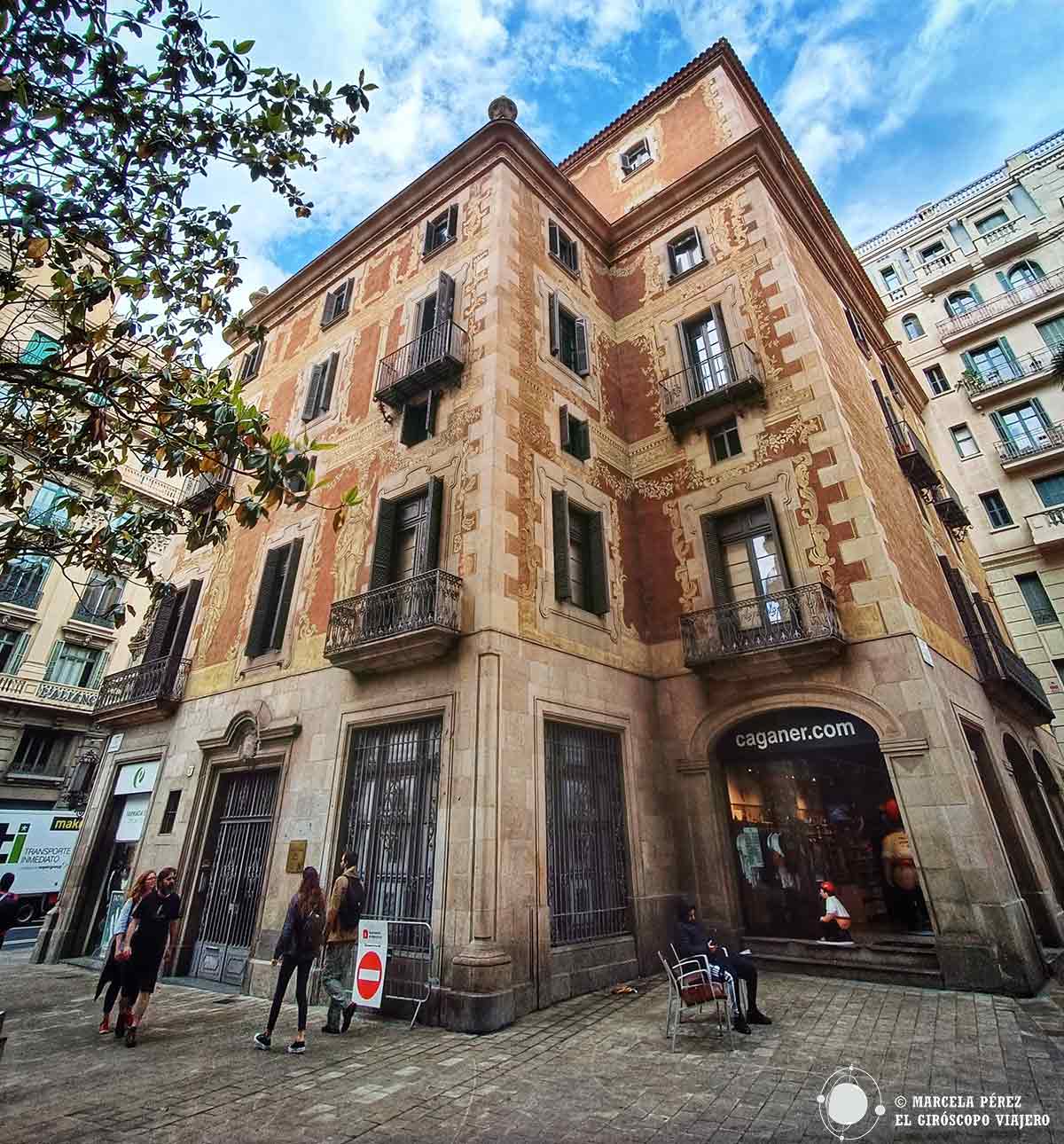 Fachada de la Casa de la seda en la Via Laietana de Barcelona 