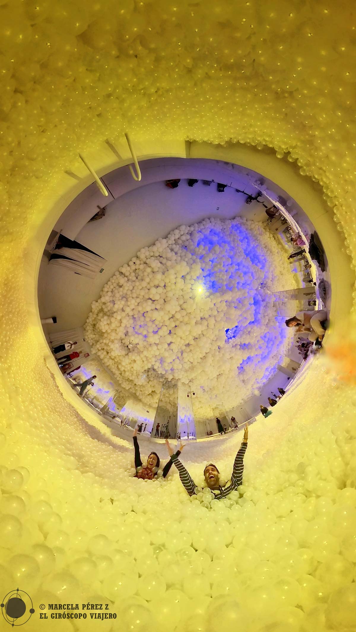 Baño en seco en la piscina de Pop air en el Balloon Museum