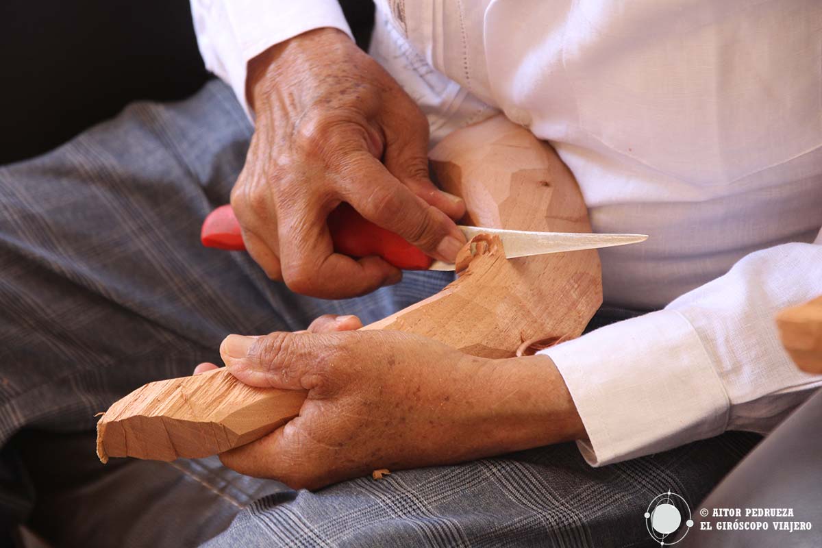 Angélico Jiménez dando forma a uno de las tallas de madera de sus animales fantásticos.