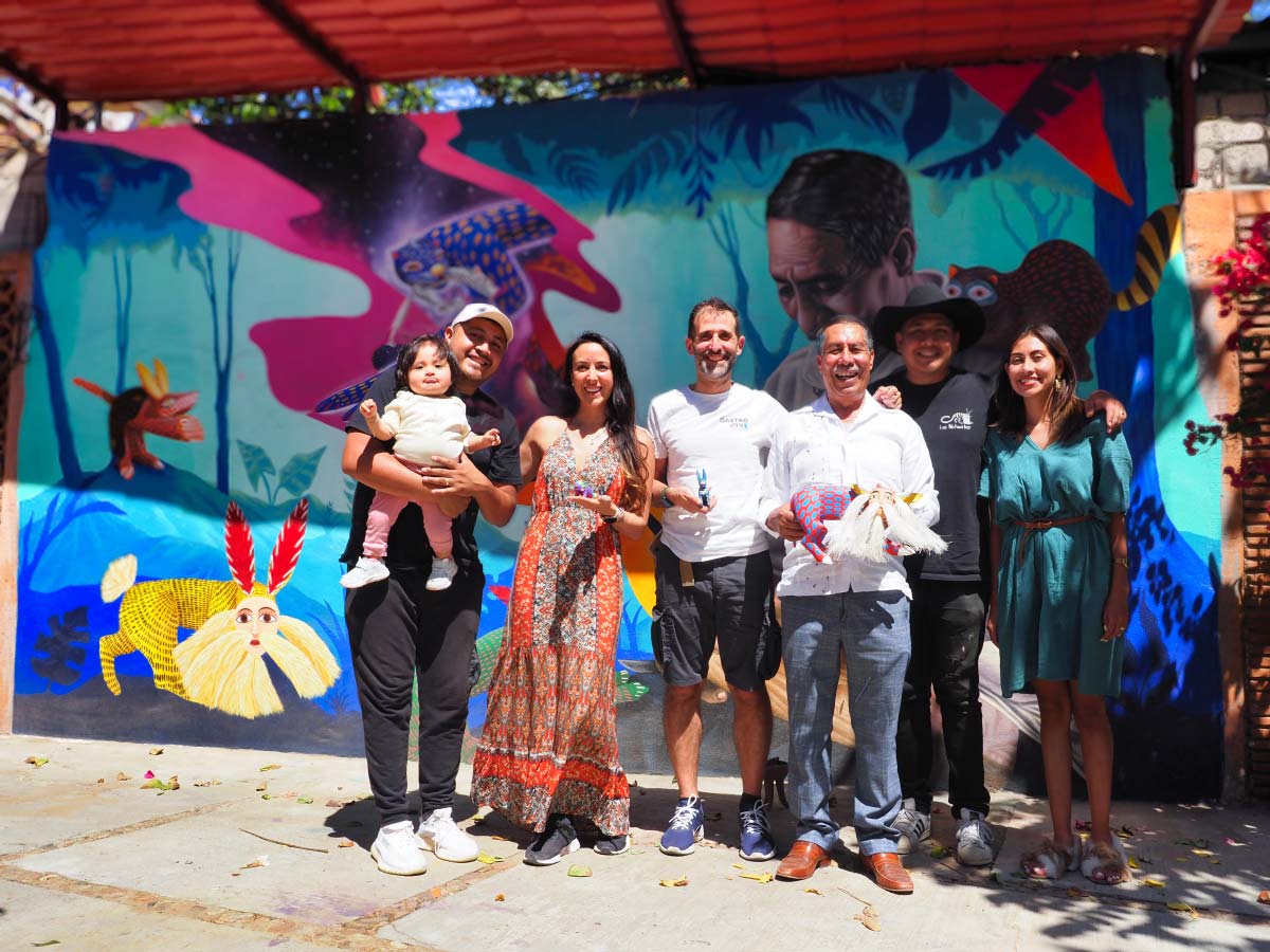 Con la familia de Angélico Jiménez en su taller de San Antonio Arrazola