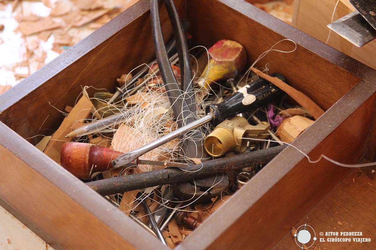 Instrumentos en el taller de Angélico Jiménez