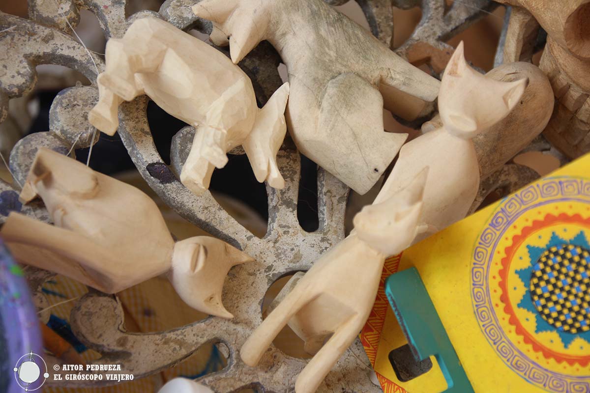 Figuras de madera en el taller de Angélico Jiménez