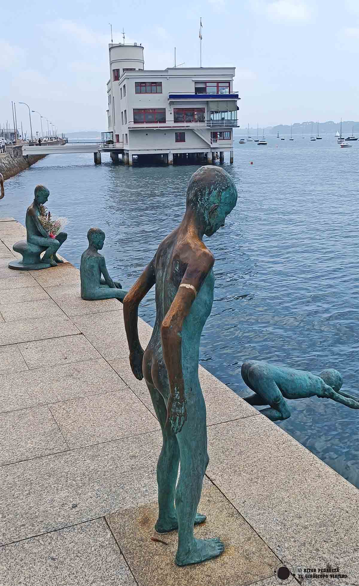 Estatua de los raqueros en el puerto de Santander