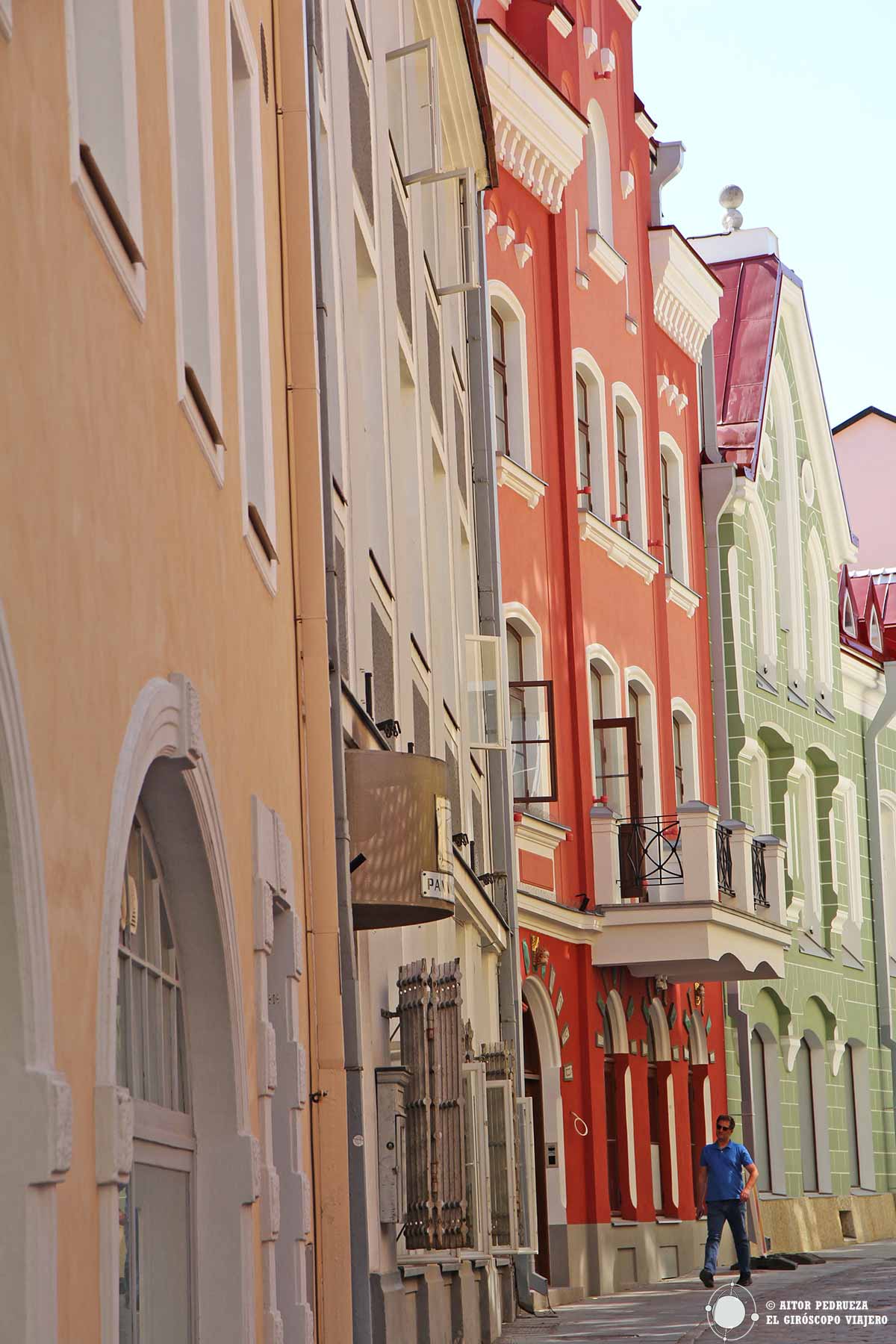 Edificios de colores en el centro de Tallin