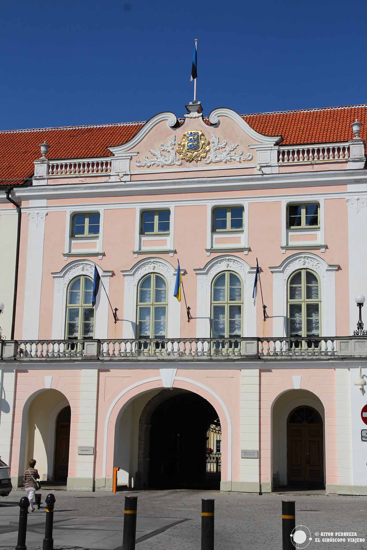 Edificio del parlamento de Estonia en la colina Toompea (del alemán: Domberg, "Cerro Catedral") 