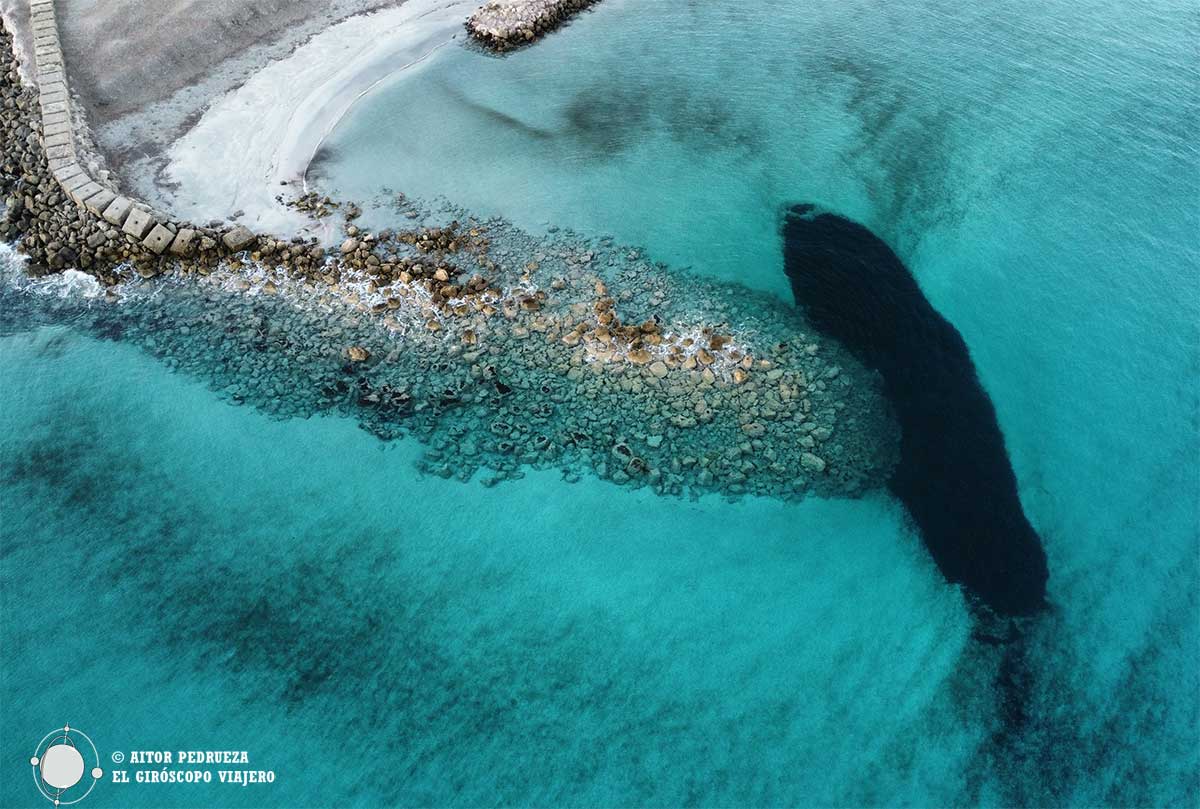 Aguas azuladas en la playa de Porto Pino