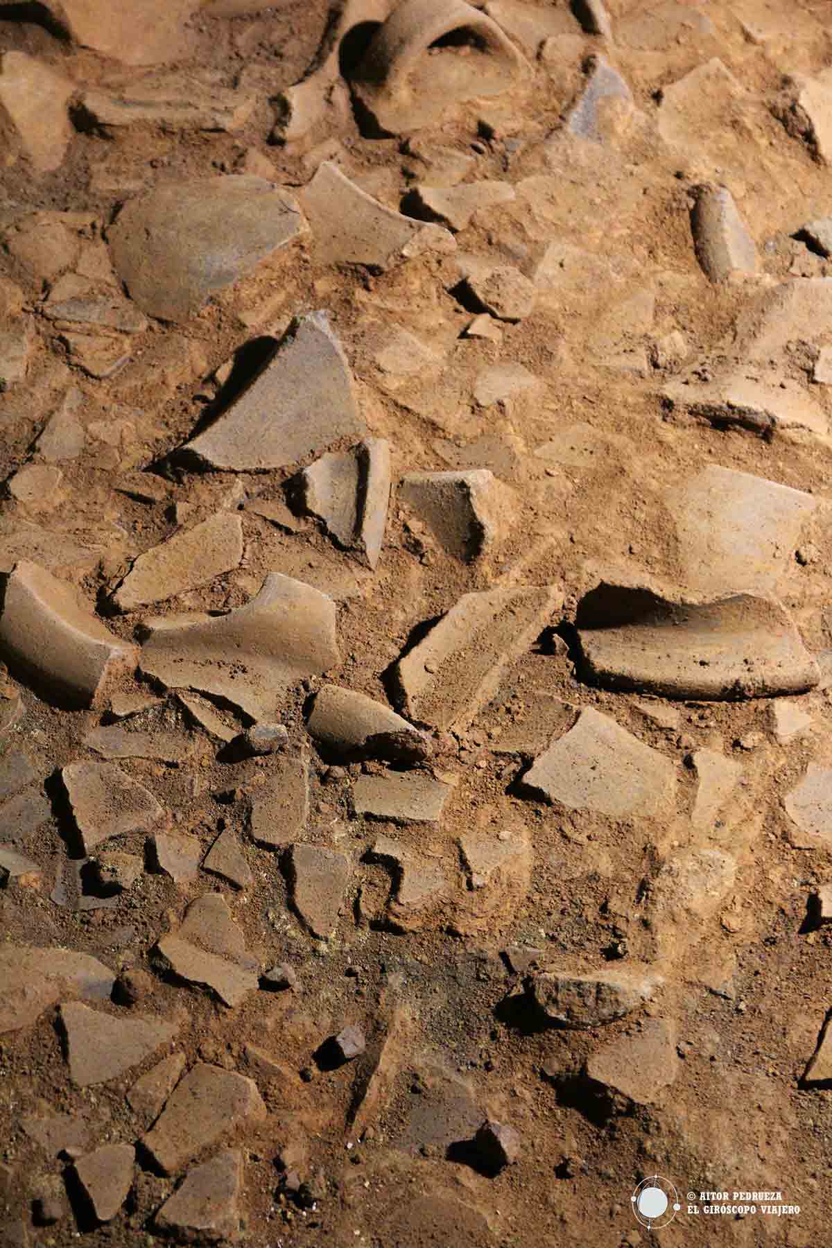 Vasijas en el interior de la Gruta de Acquacadda en Sa Marchesa