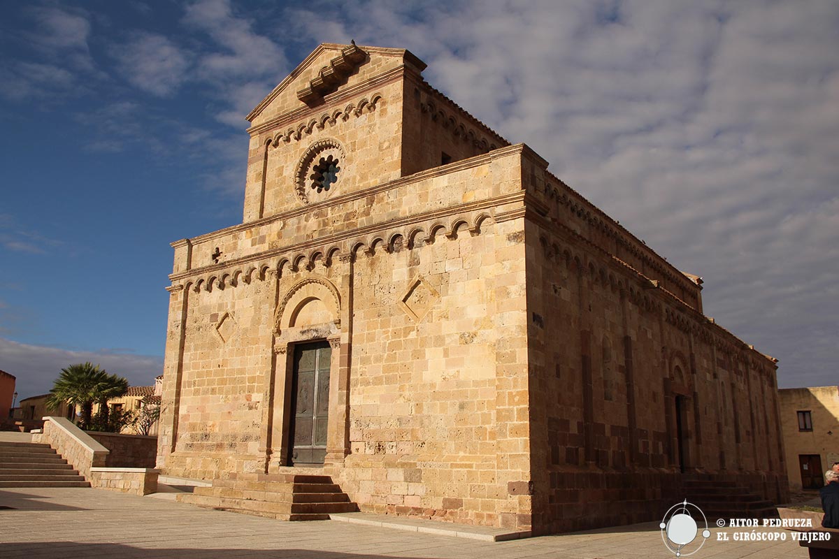 Catedral de Santa Maria de Monserrato en Tratalias