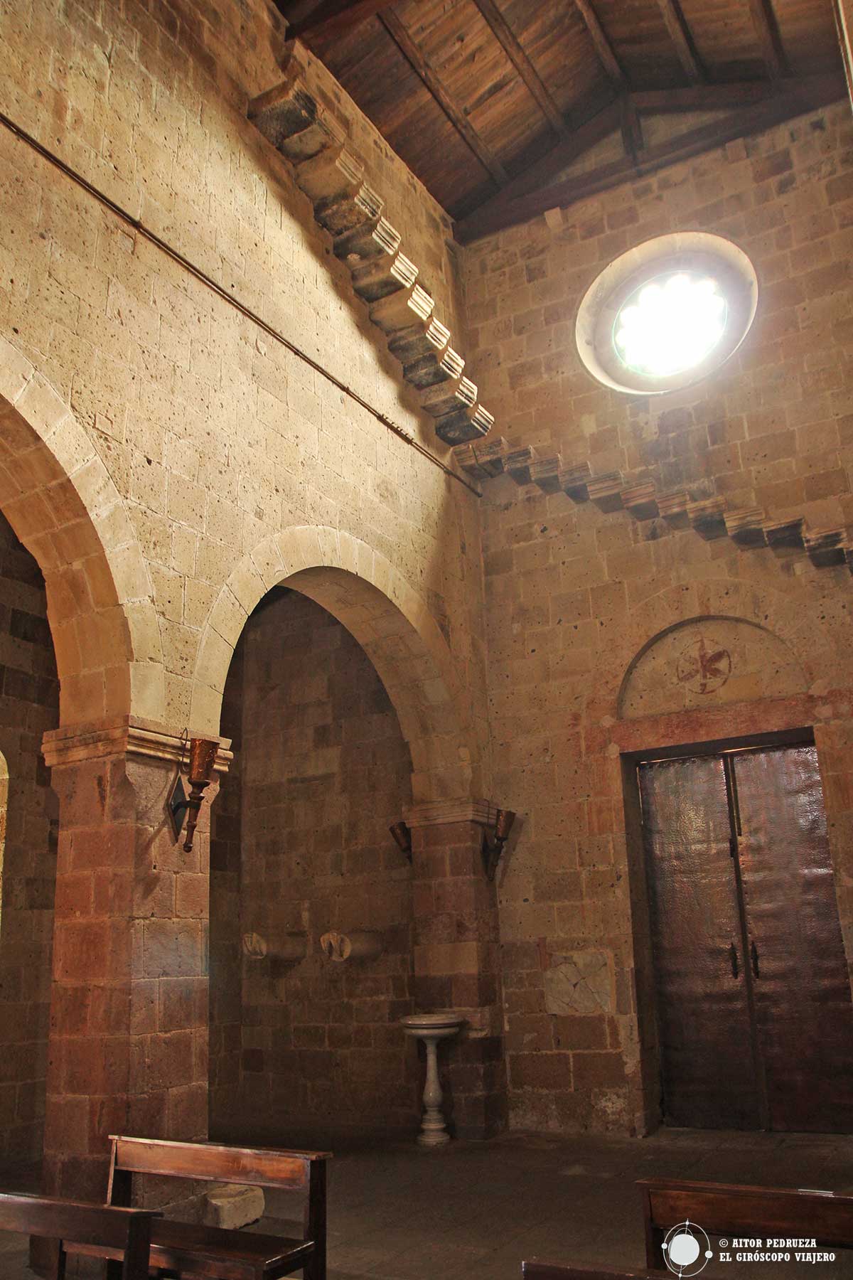 Interior de la catedral románica-pisana de Santa Maria de Monserrato en Tratalias