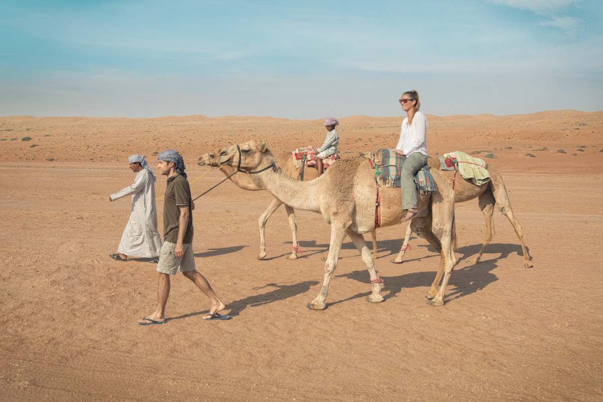 Paseo en dromedario por el desierto de Omán