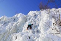 Escalada en hielo en la Cascada de Tajukangas, Laponia