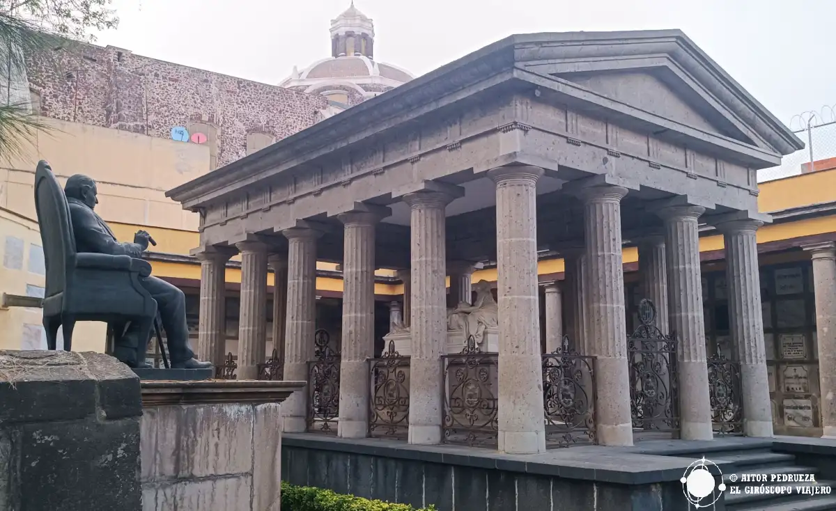 La estatua de Juan de la Granja frente al templo de Benito Juárez en el Panteón San Fernando de CDMX
