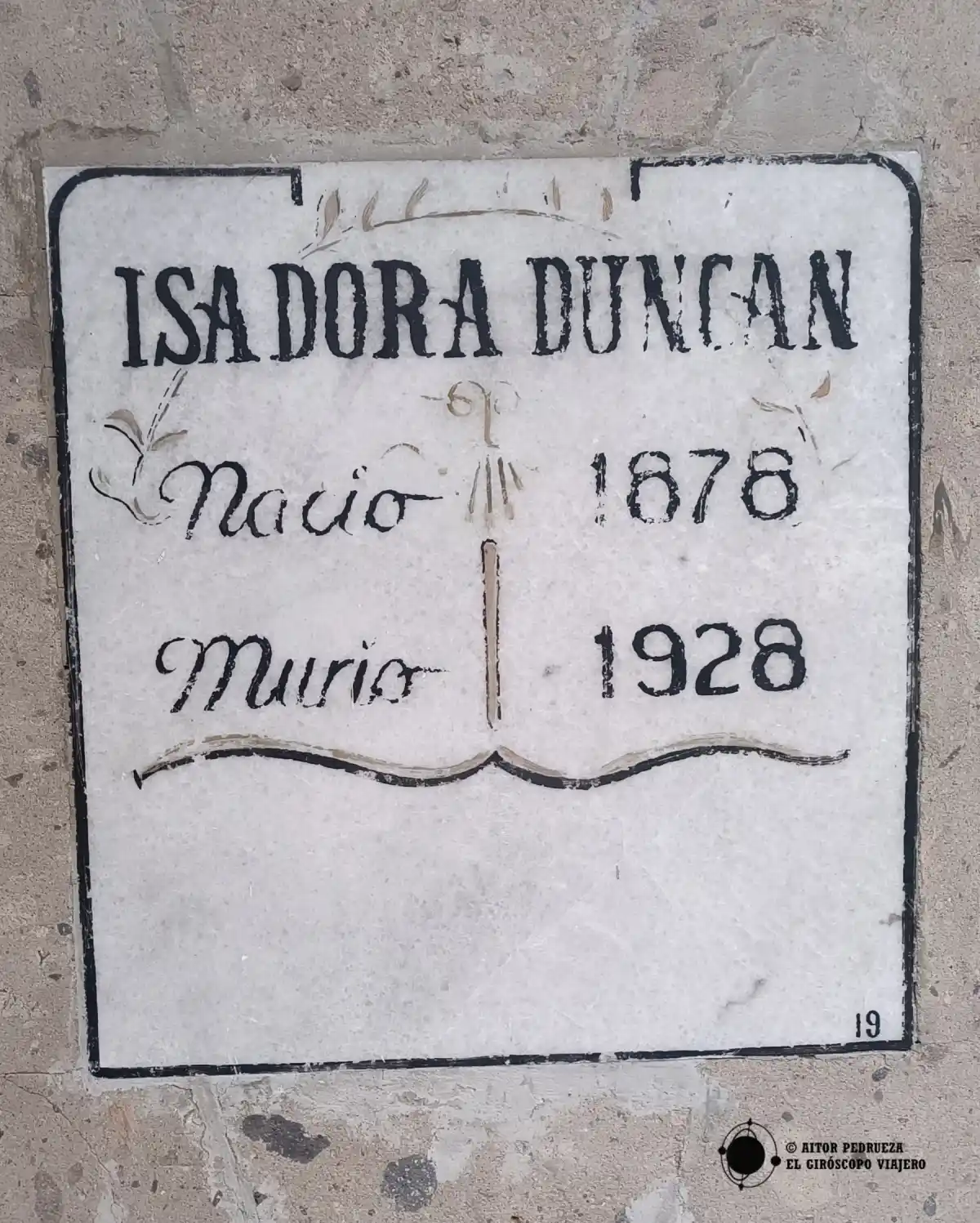 Nicho conmemorativo de Isadora Duncan en el Panteón San Fernando de CDMX