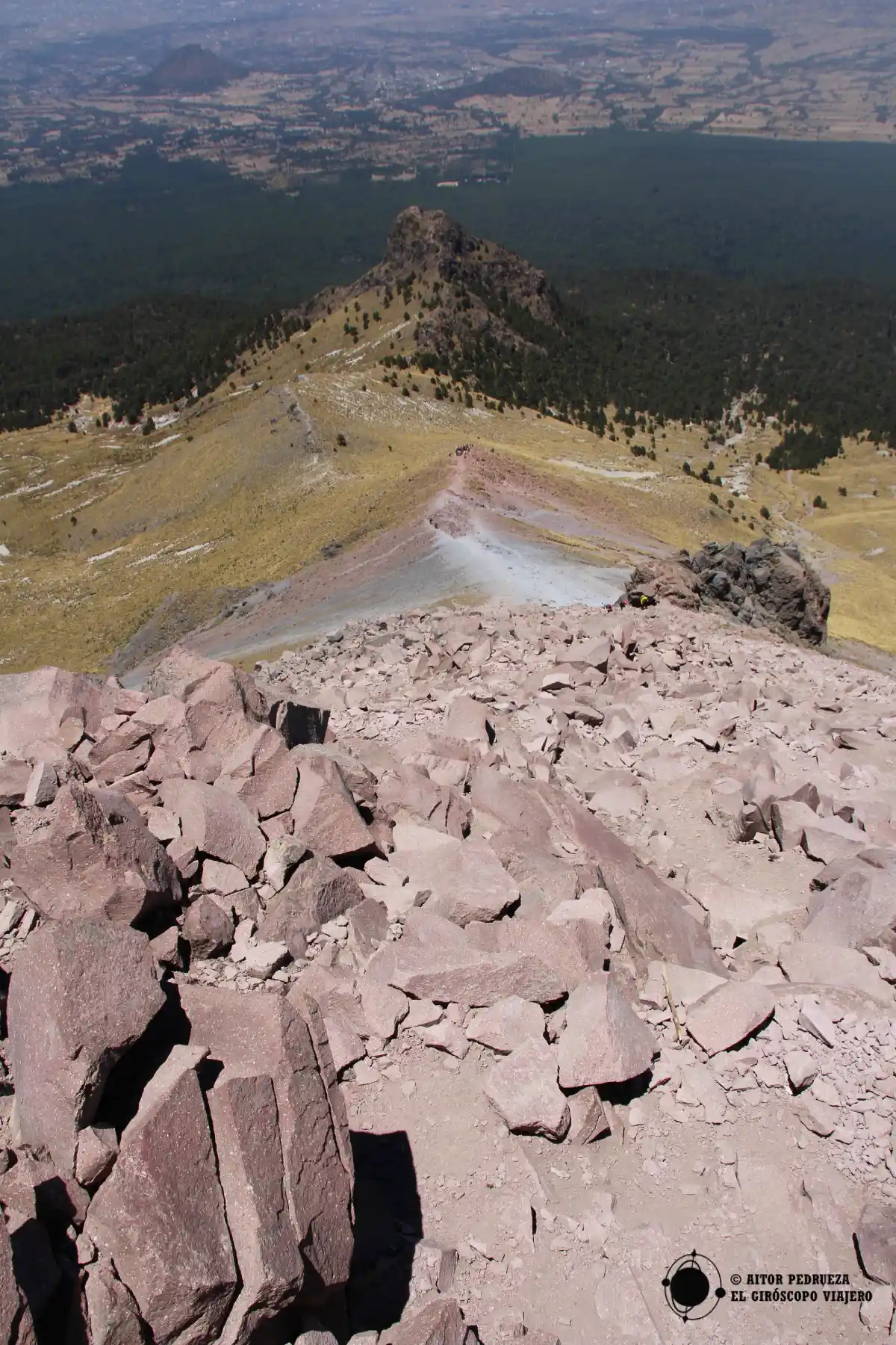 Las rocas de mayor tamaño nos anuncian que no queda mucho para llegar al pico