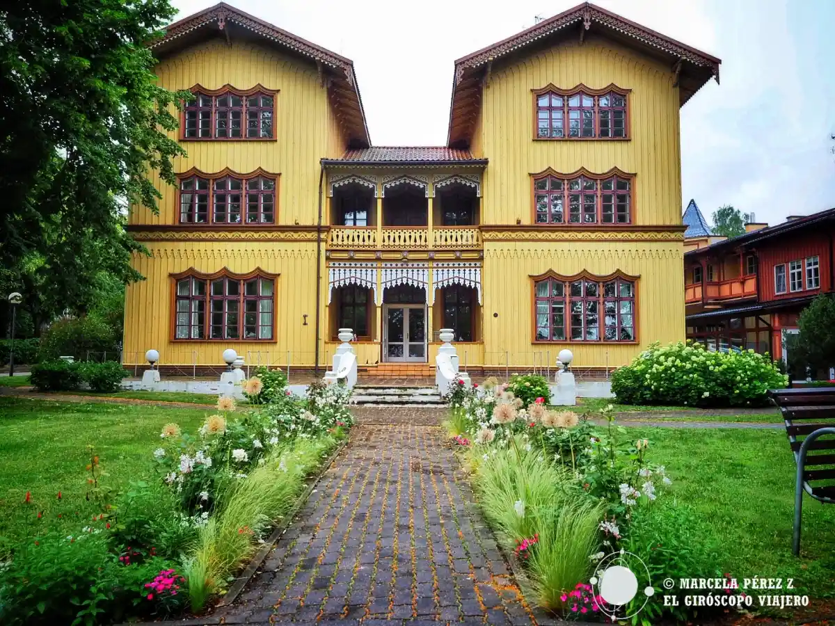 Casas de madera en el istmo de Curlandia