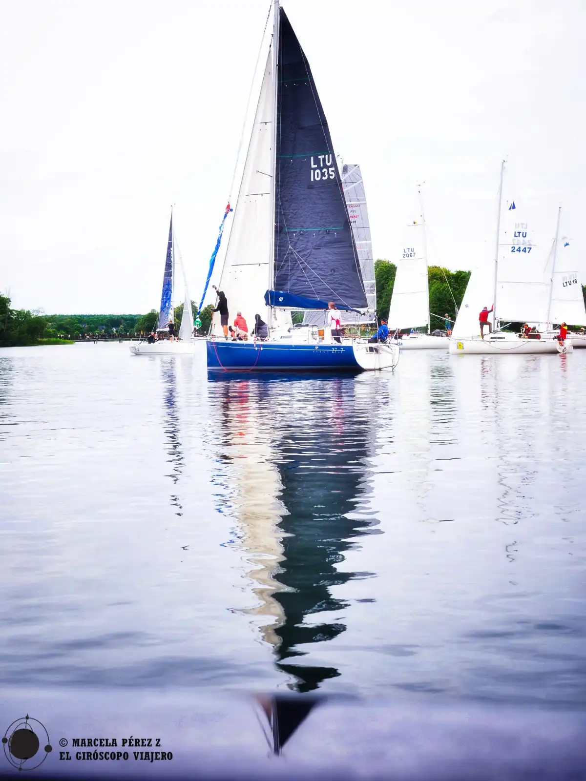 Barcos de vela en el lago de Trakai