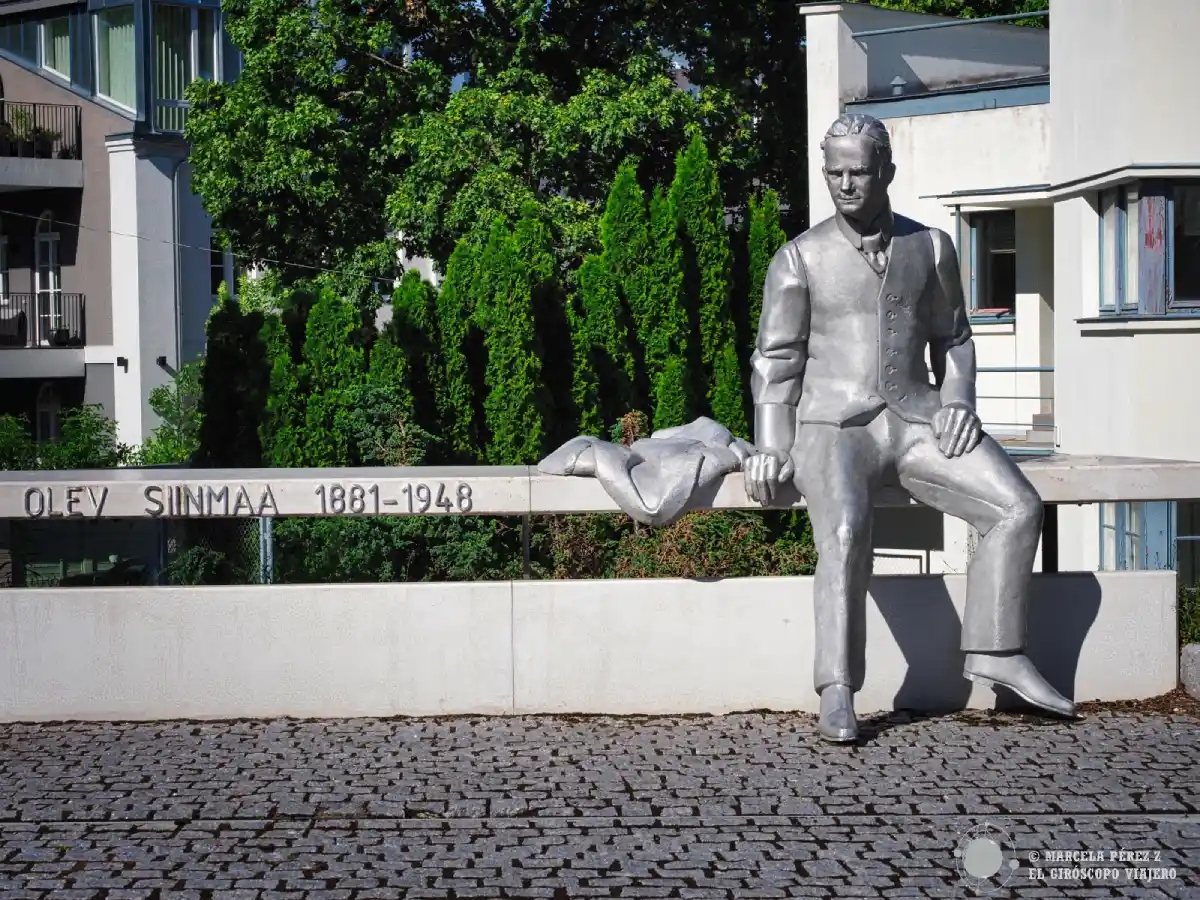 Estatua de Olev Sinmaa, arquitecto funcionalista estonio en un parque de Parnu.