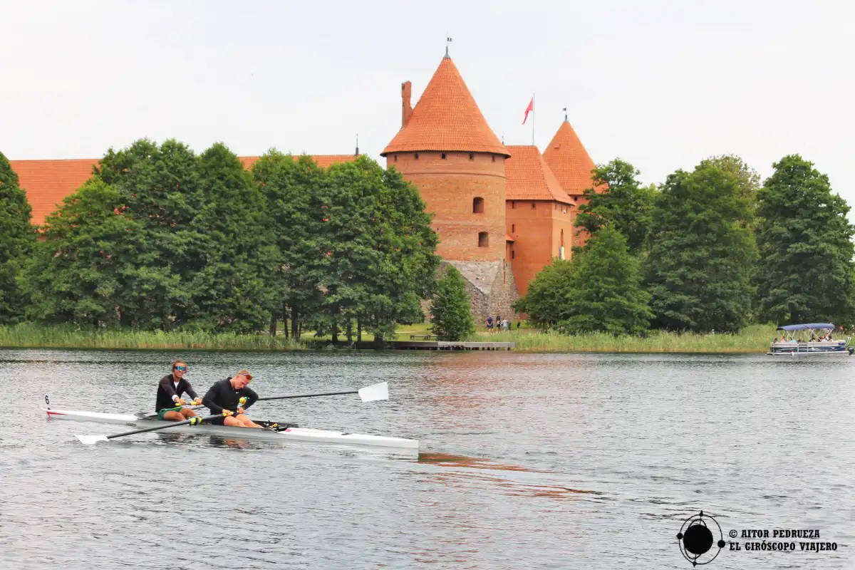 Remando junto al castillo de Trakai