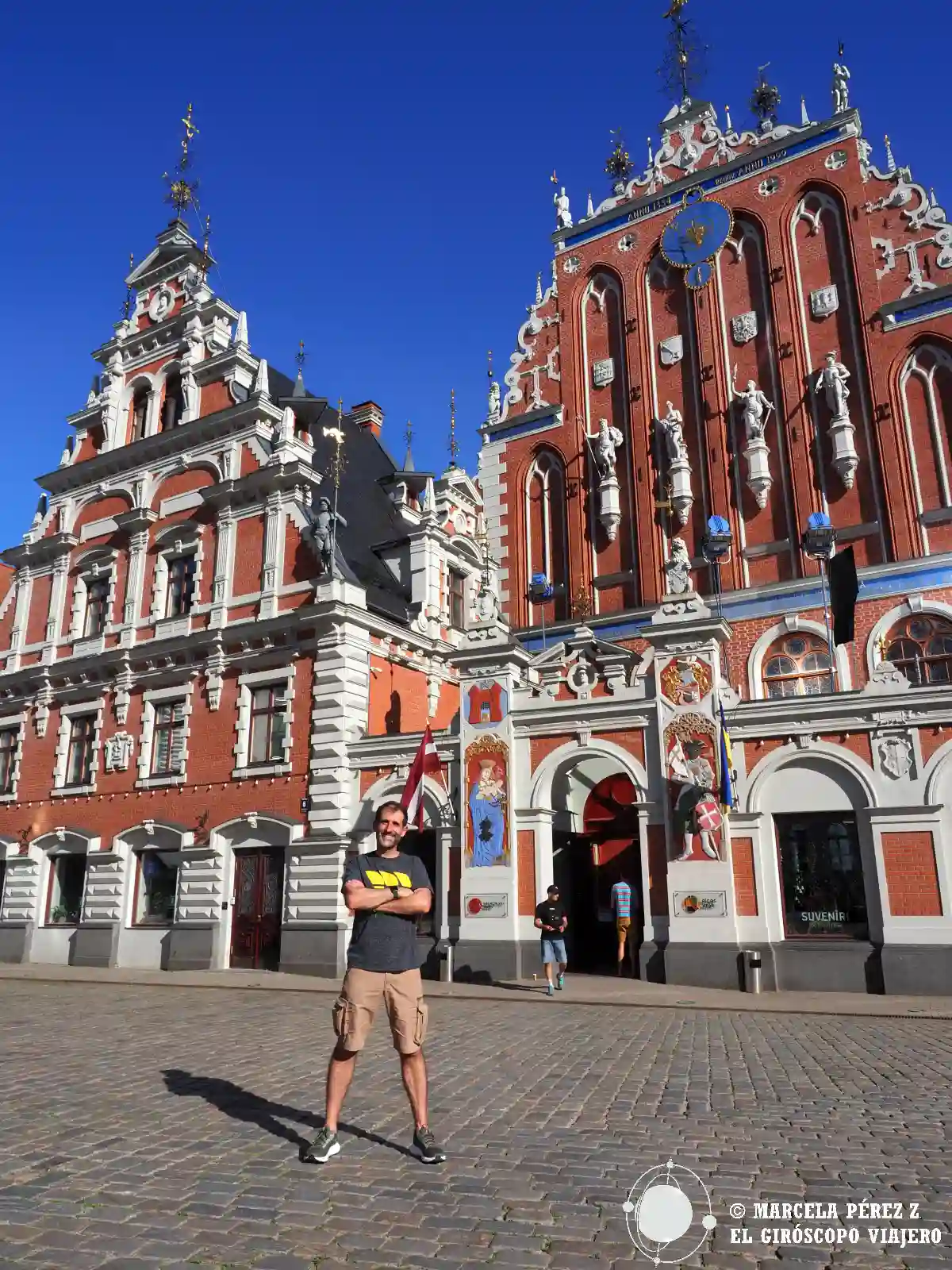La casa Schwab (izquierda) y la casa de los Cabezas Negras (derecha) la casa Schwab (izquierda) y la casa de los Cabezas Negras (derecha) en Riga