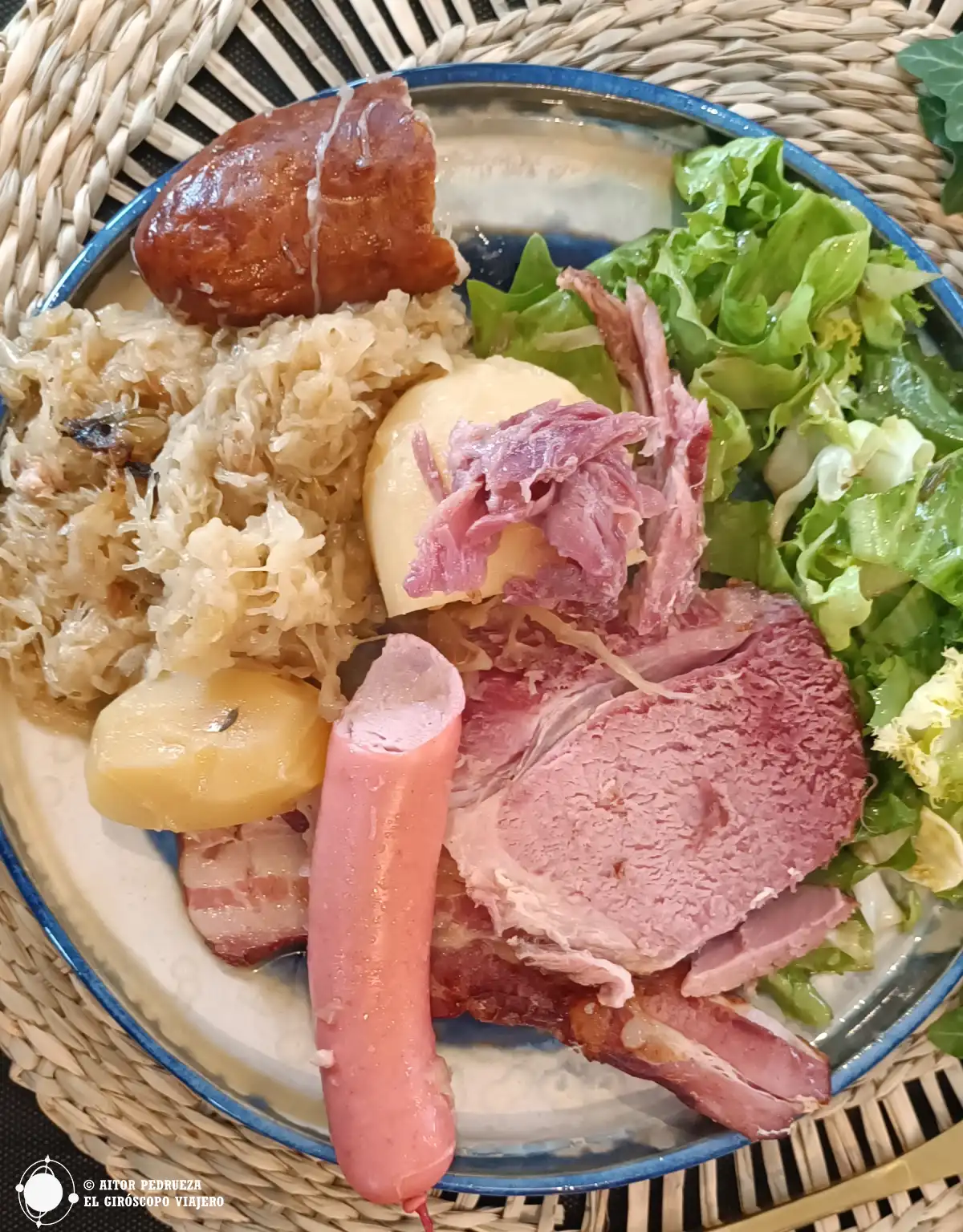 En un buen viaje no puede faltar su gastronomía. Chucrut y carne