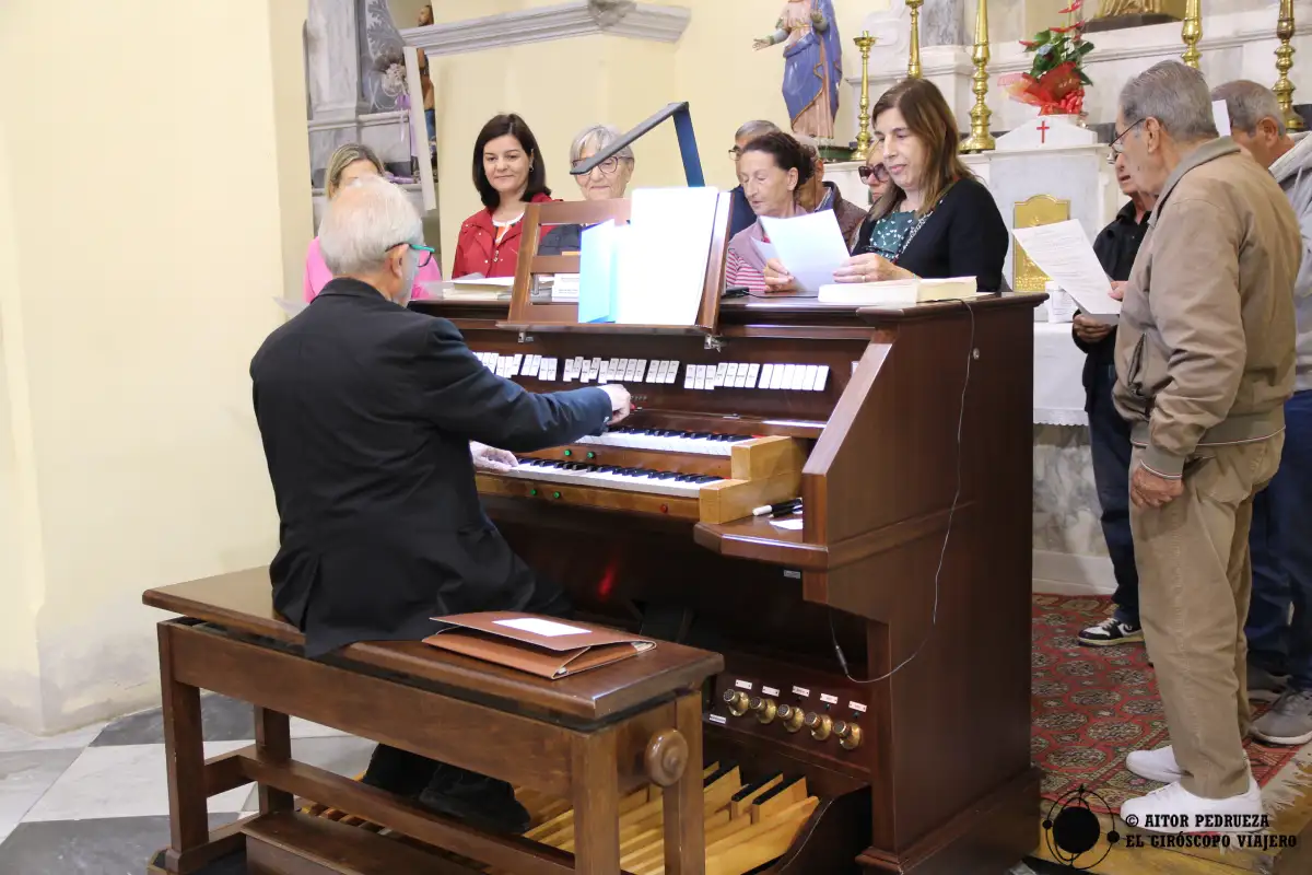 El coro ensayando en la iglesia de Uras