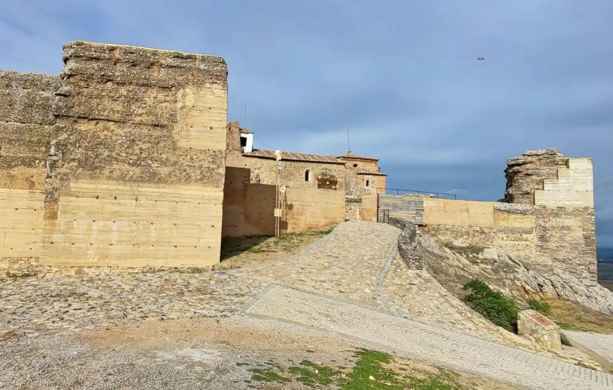 Entrada a la alcazaba de Reina. Cortesía de la Oficina de Turismo.