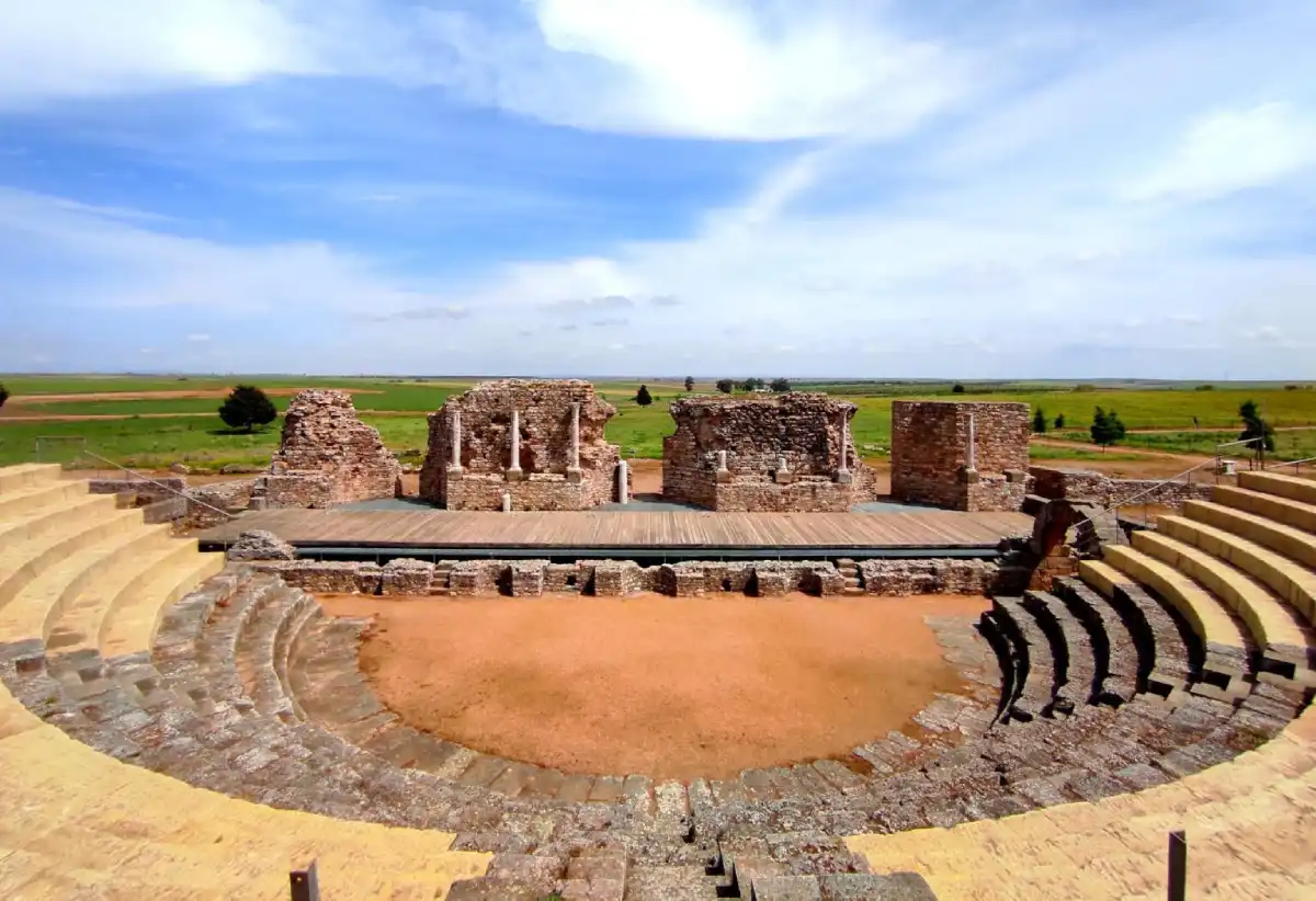 Vista frontal del antiguo teatro de Regina Turdolorum