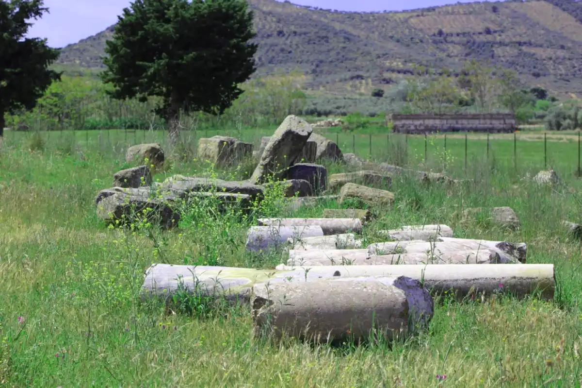 Restos de la ciudad romana dispersos en la campiña