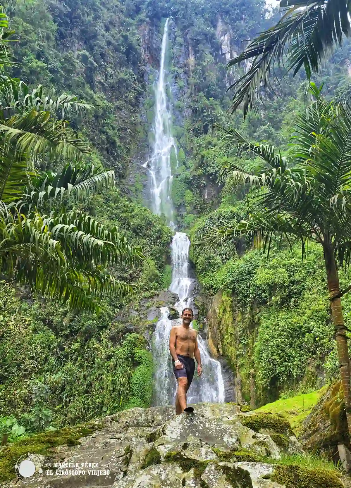 Bajo la cascada de los termales de Santa Rosa de Cabal