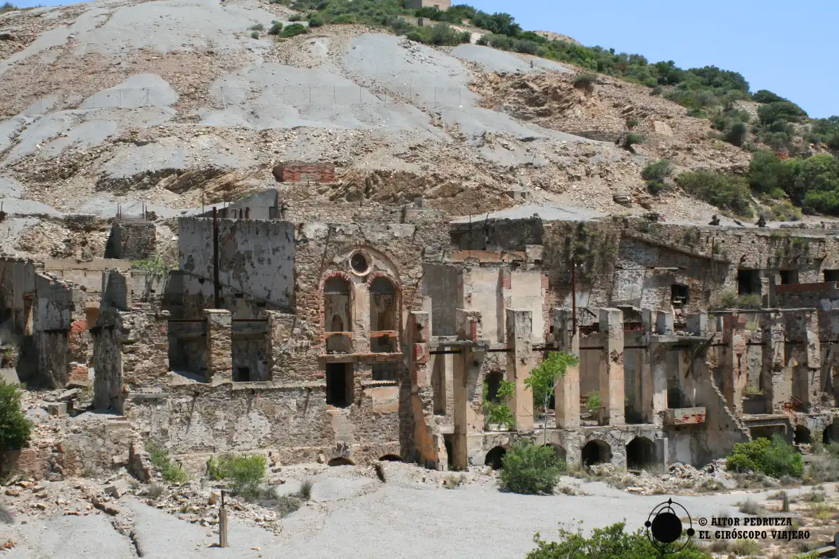 Edificios del antiguo complejo minero de Ingurtosu