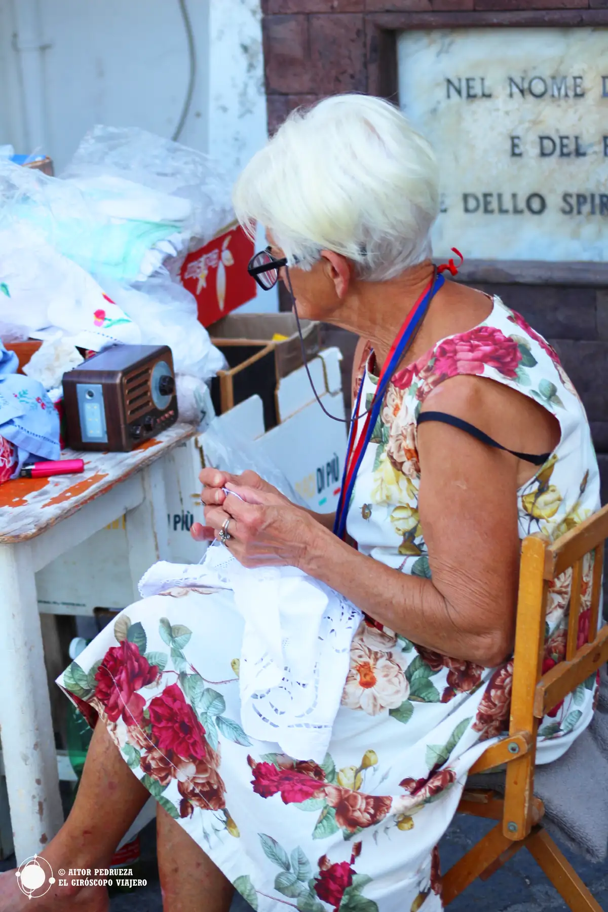 Mujer cosiendo en Sorrento