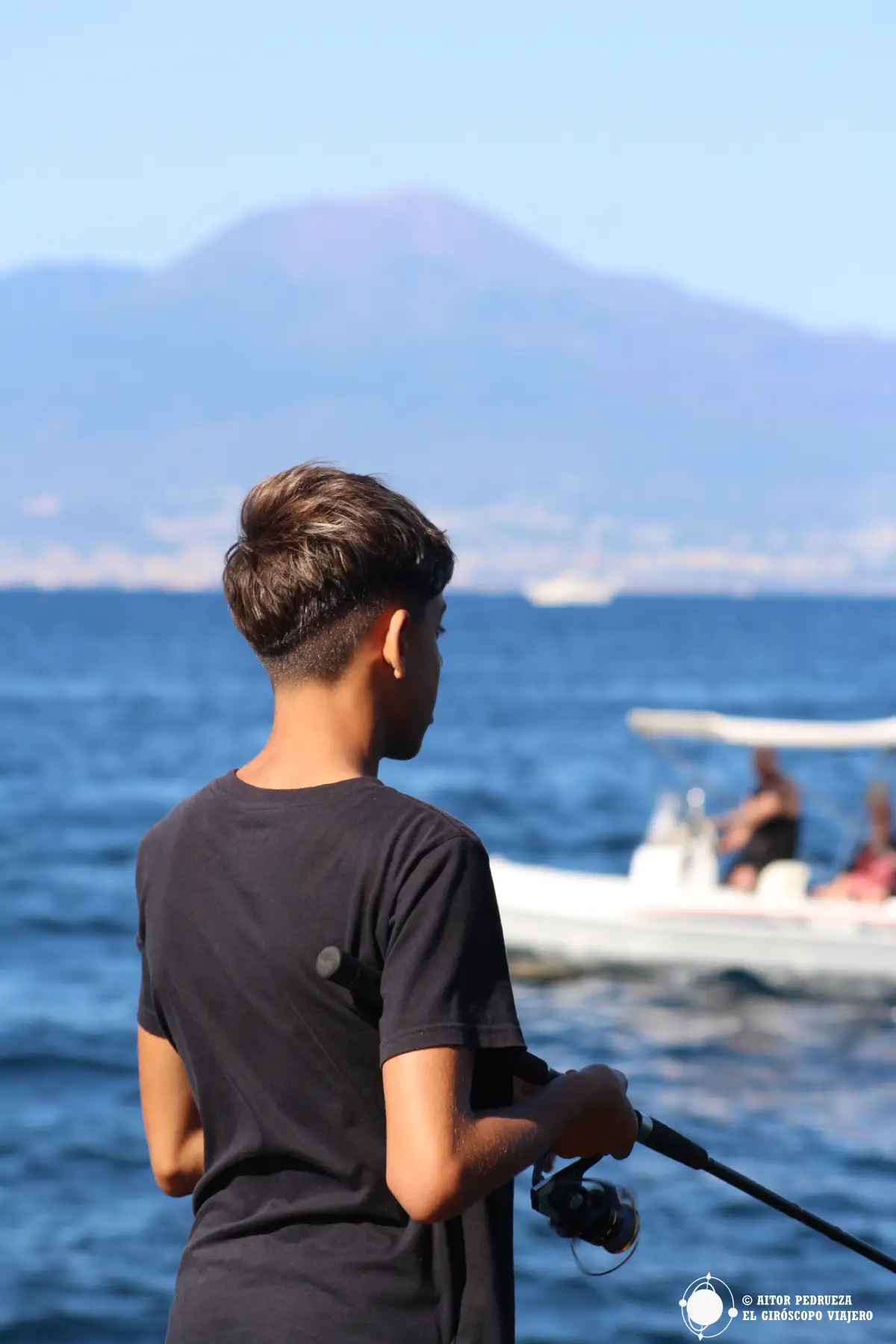 Joven pescador en l Marina Grande de Sorrento