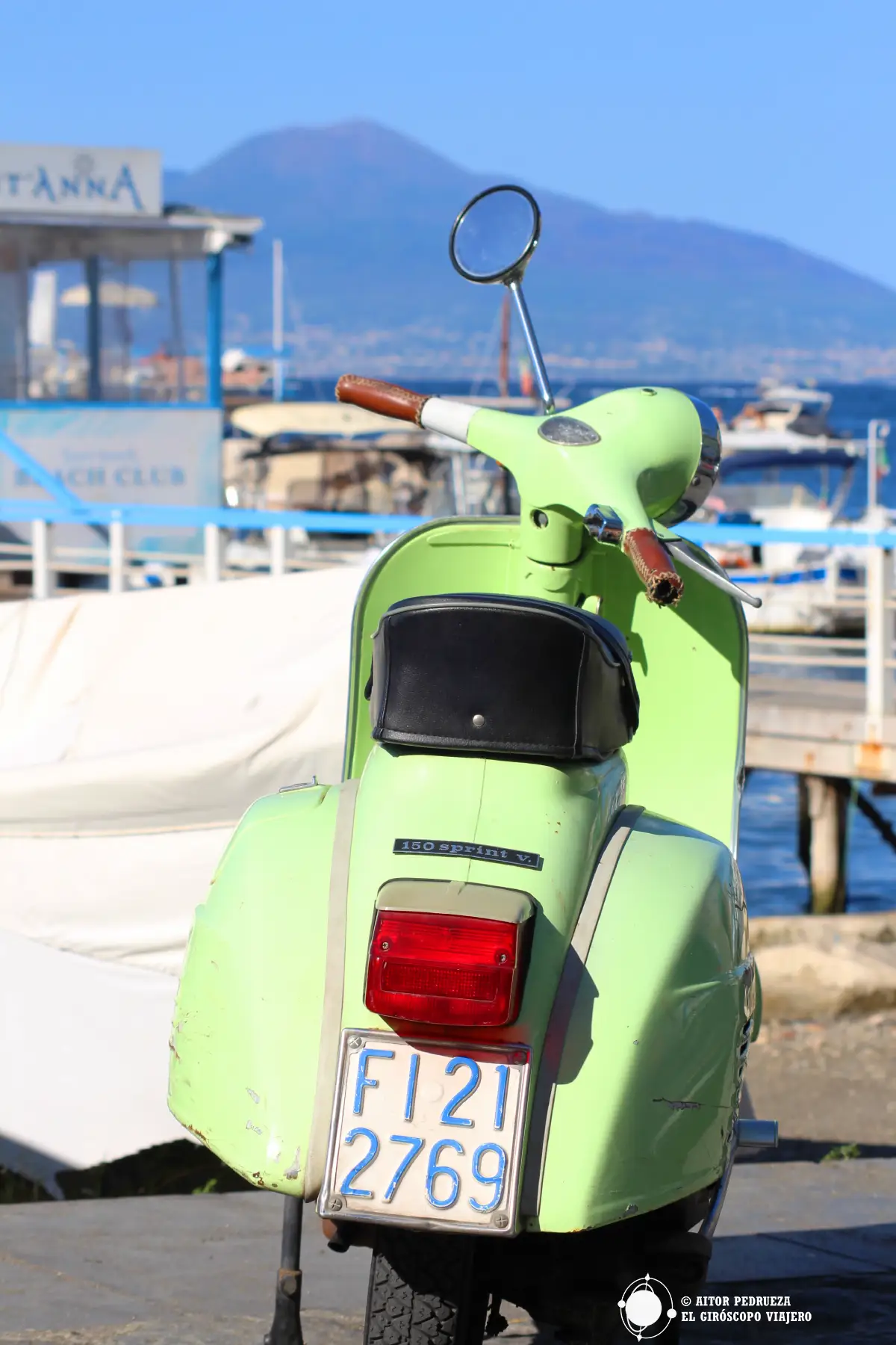 Vespa en la Marina Grande de Sorrento
