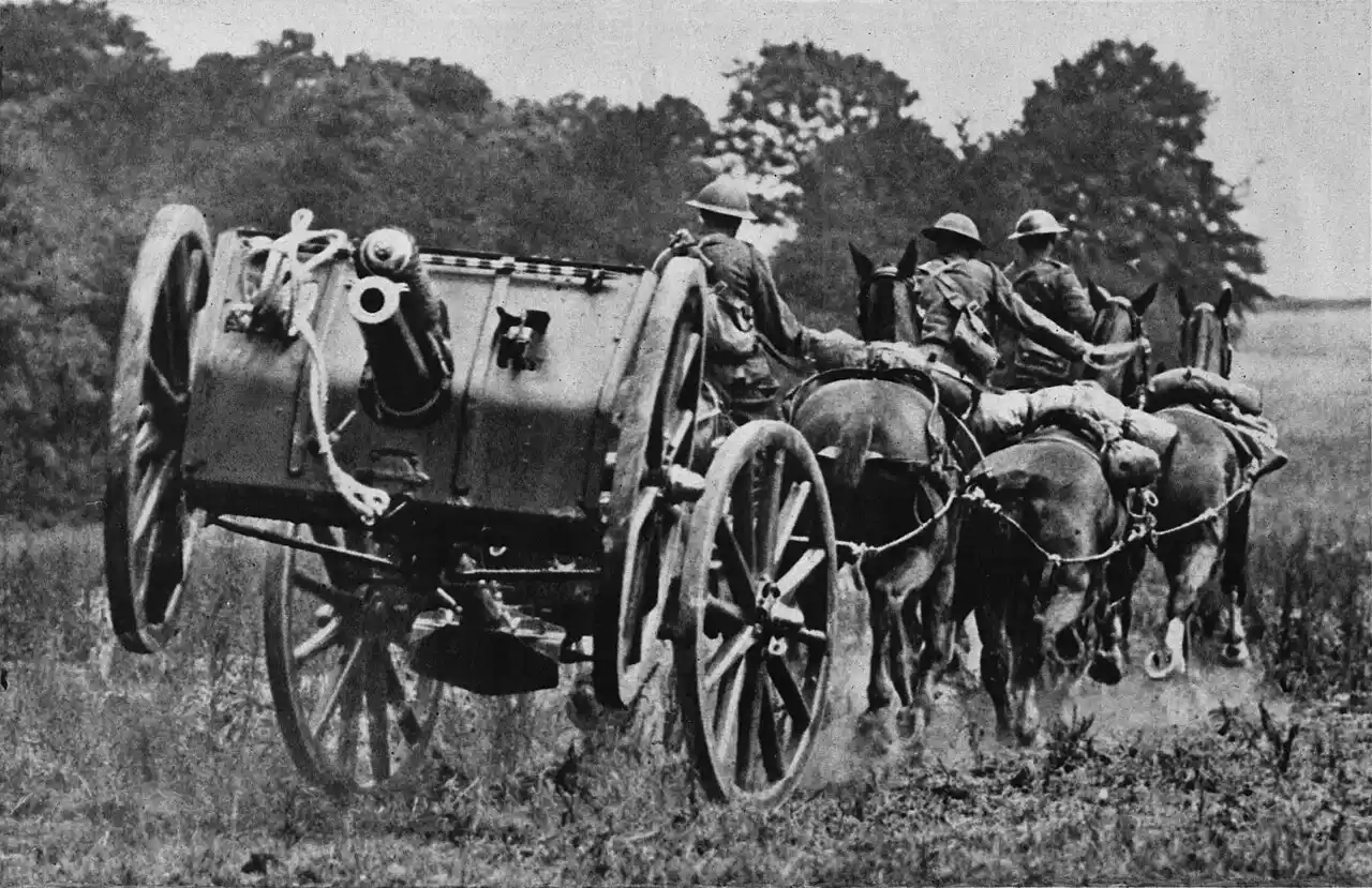 Soldados británicos transportando un cañón en el frente en la Primera Guerra Mundial