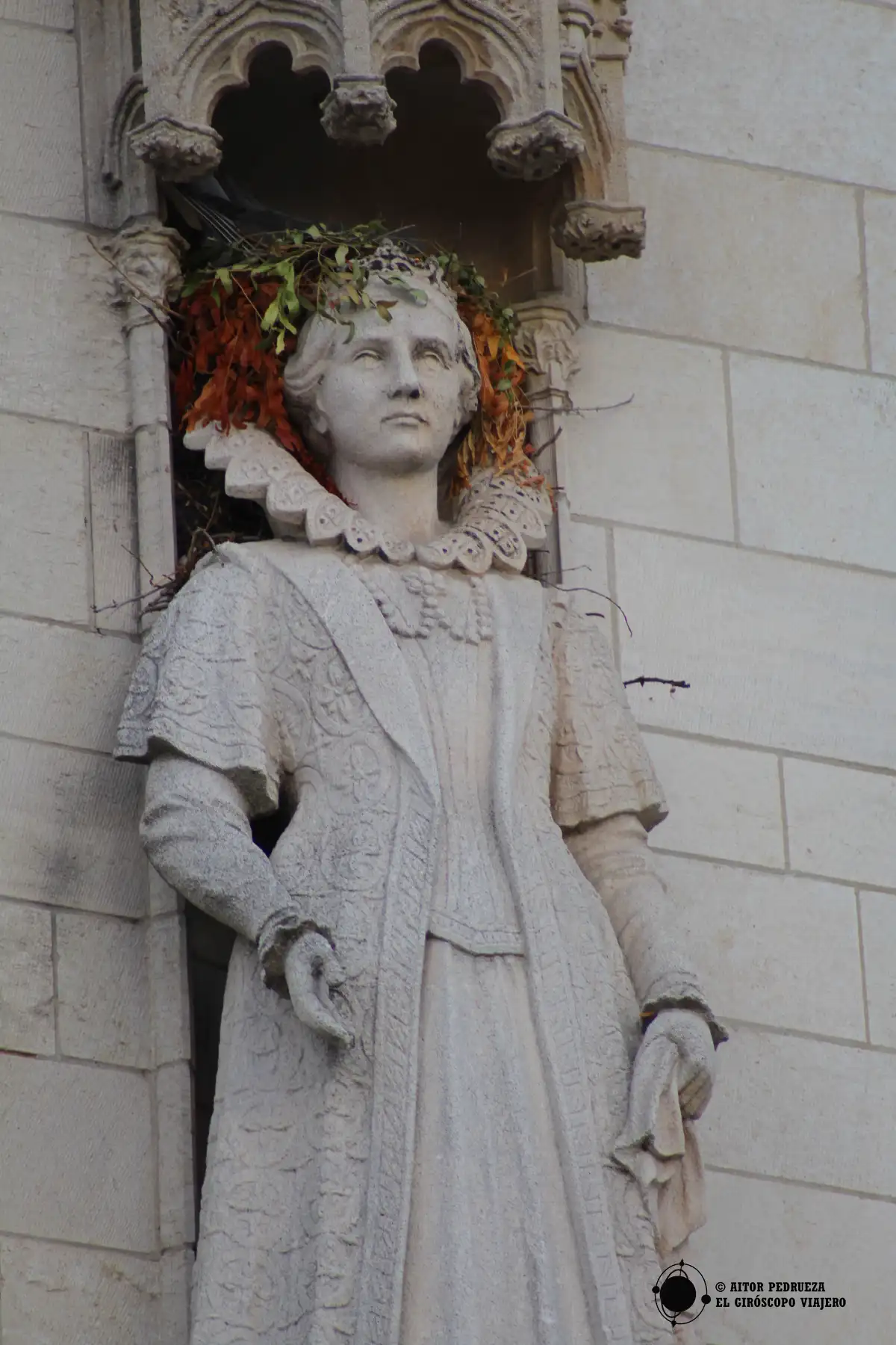 Escultura en el Stadhuis, ayuntamiento de Kortrijk