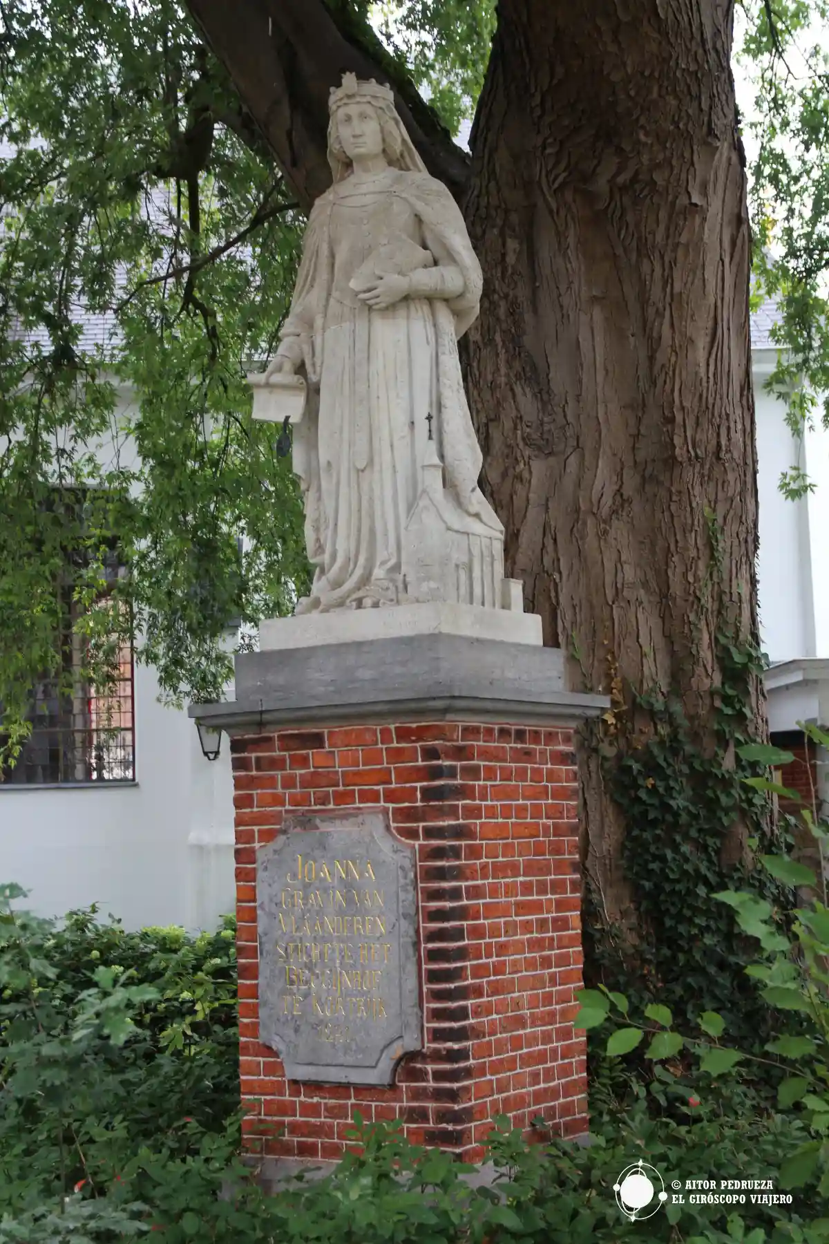 Estatua de condesa Juana de Constantinopla en el beaterio de Kortrijk