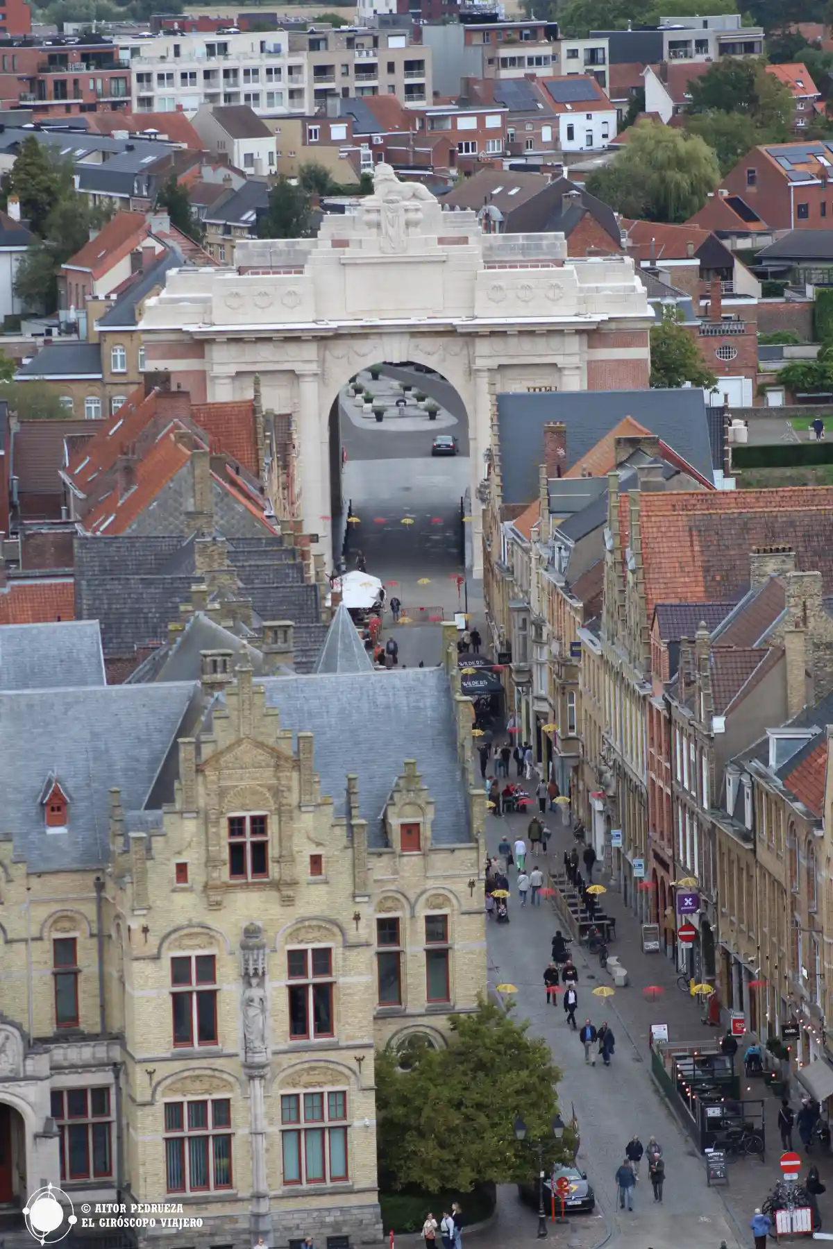 Vista de la Puerta de Menin desde la torre de la Lonja de Paños