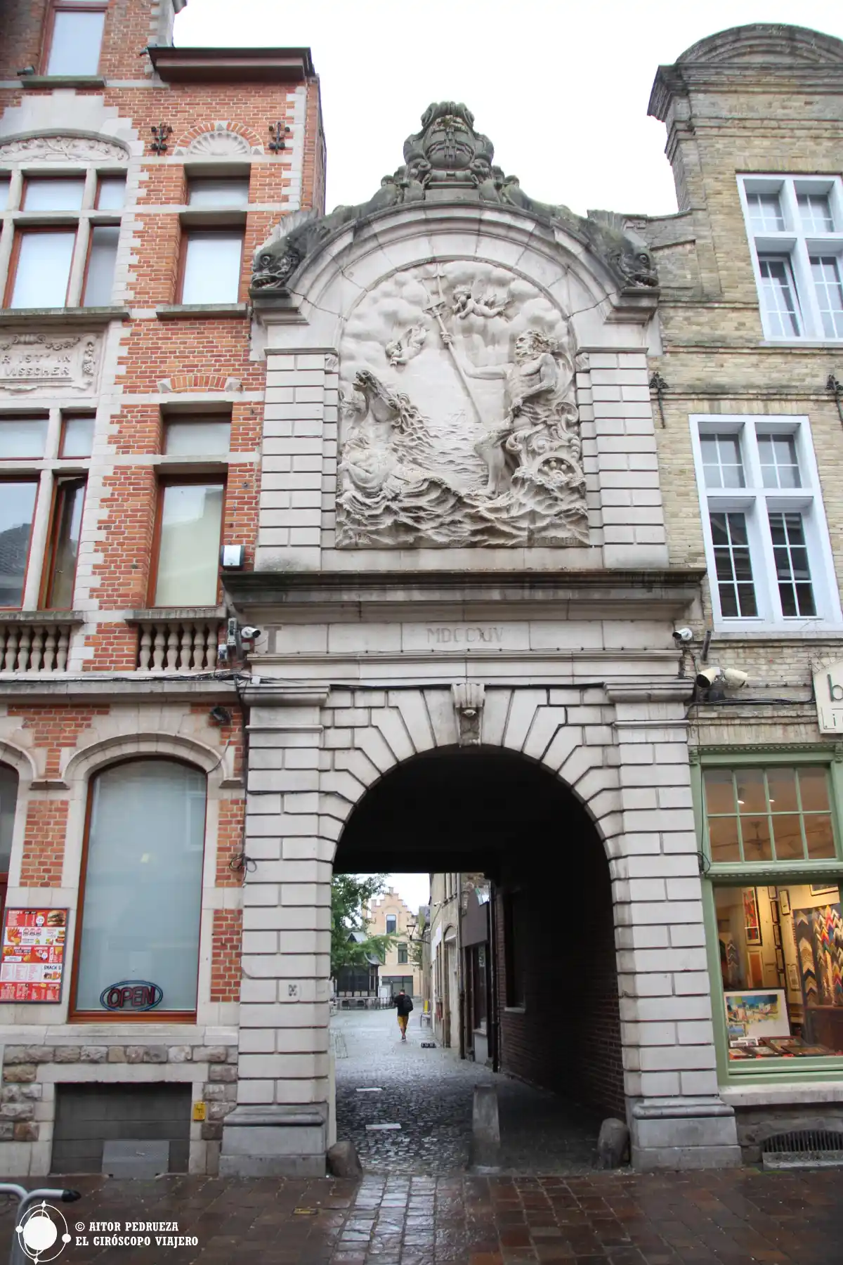 Neptuno marcando la entrada al antiguo mercado de pescado de Ypres
