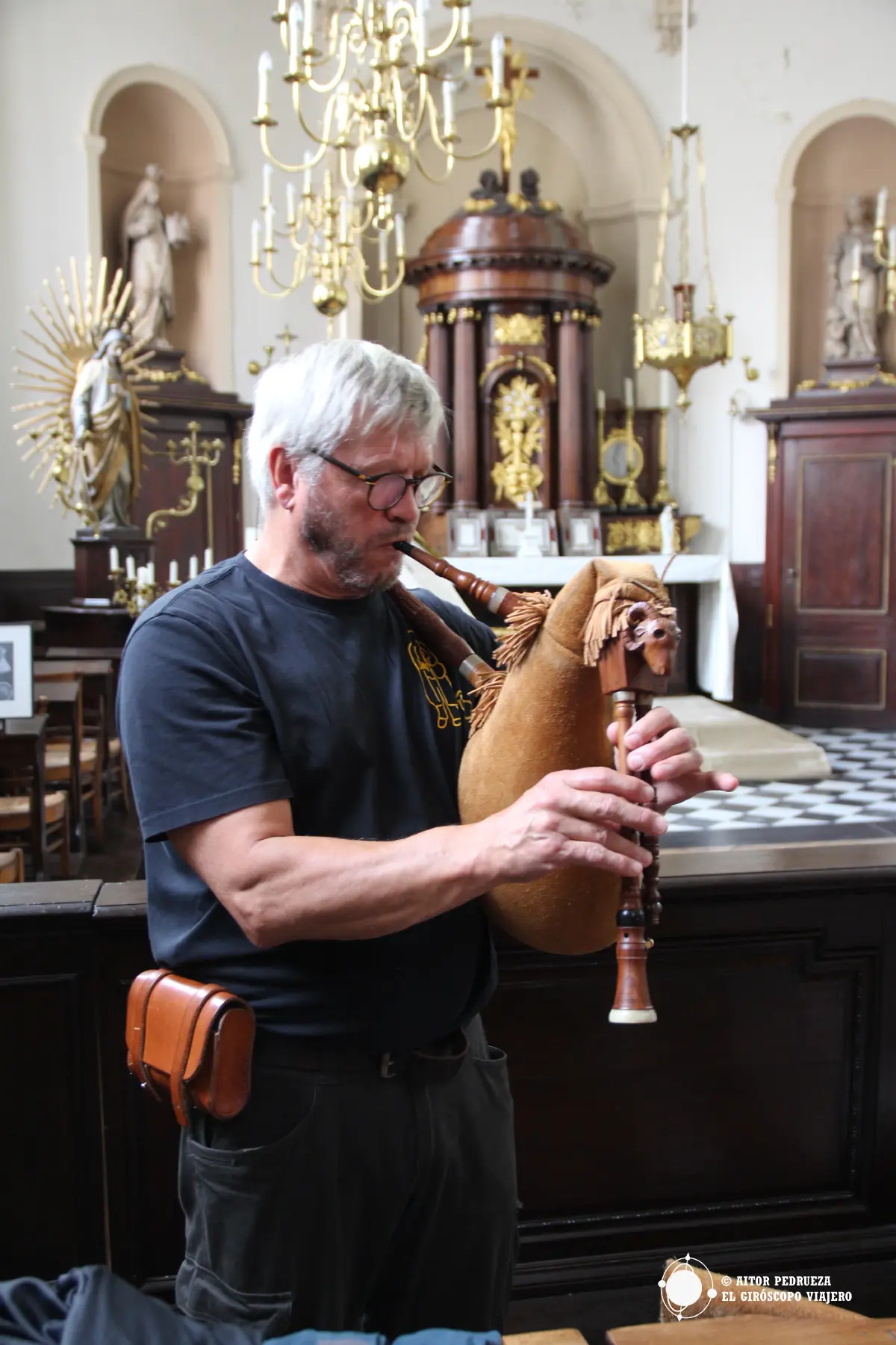 El músico Pol Ranson tocando la gaita en la capilla del beaterio de Kortrijk
