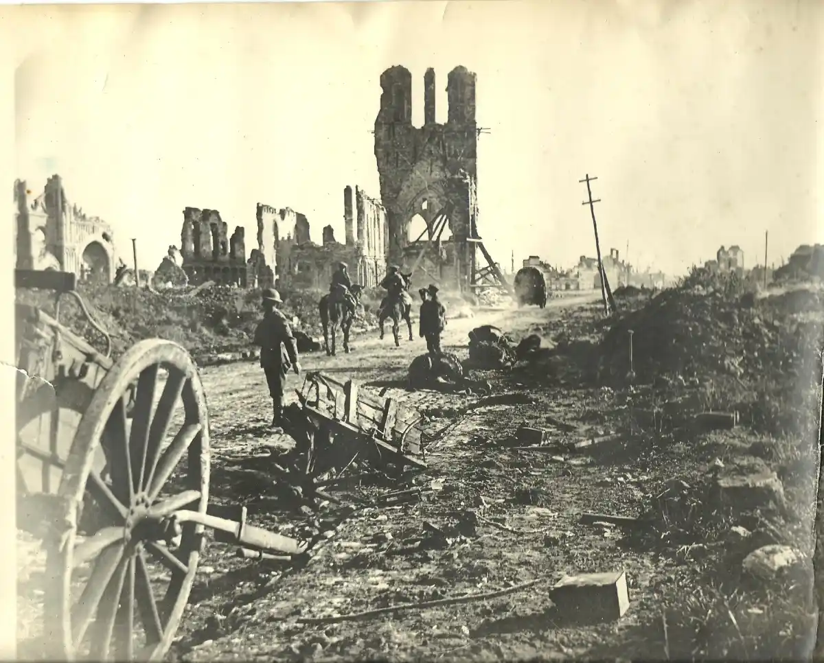 Fotografía de Ypres destruida por los bombardeos